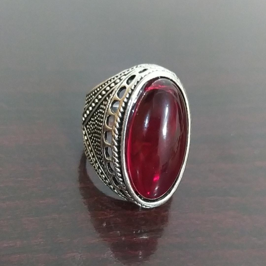 انگشتر زیبا درشت و نگین چشم نواز