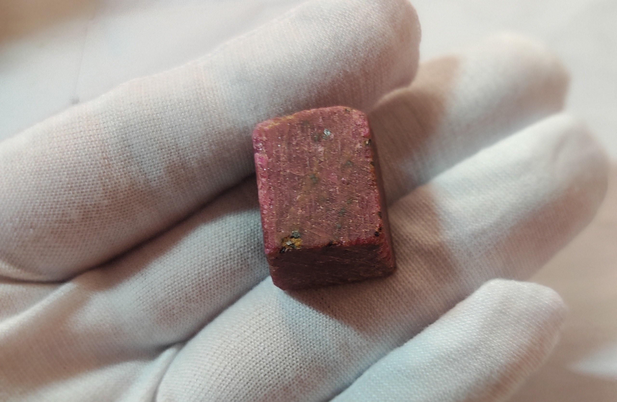 یاقوت راف روبی معدنی ذغال دار برش مغز کمیاب