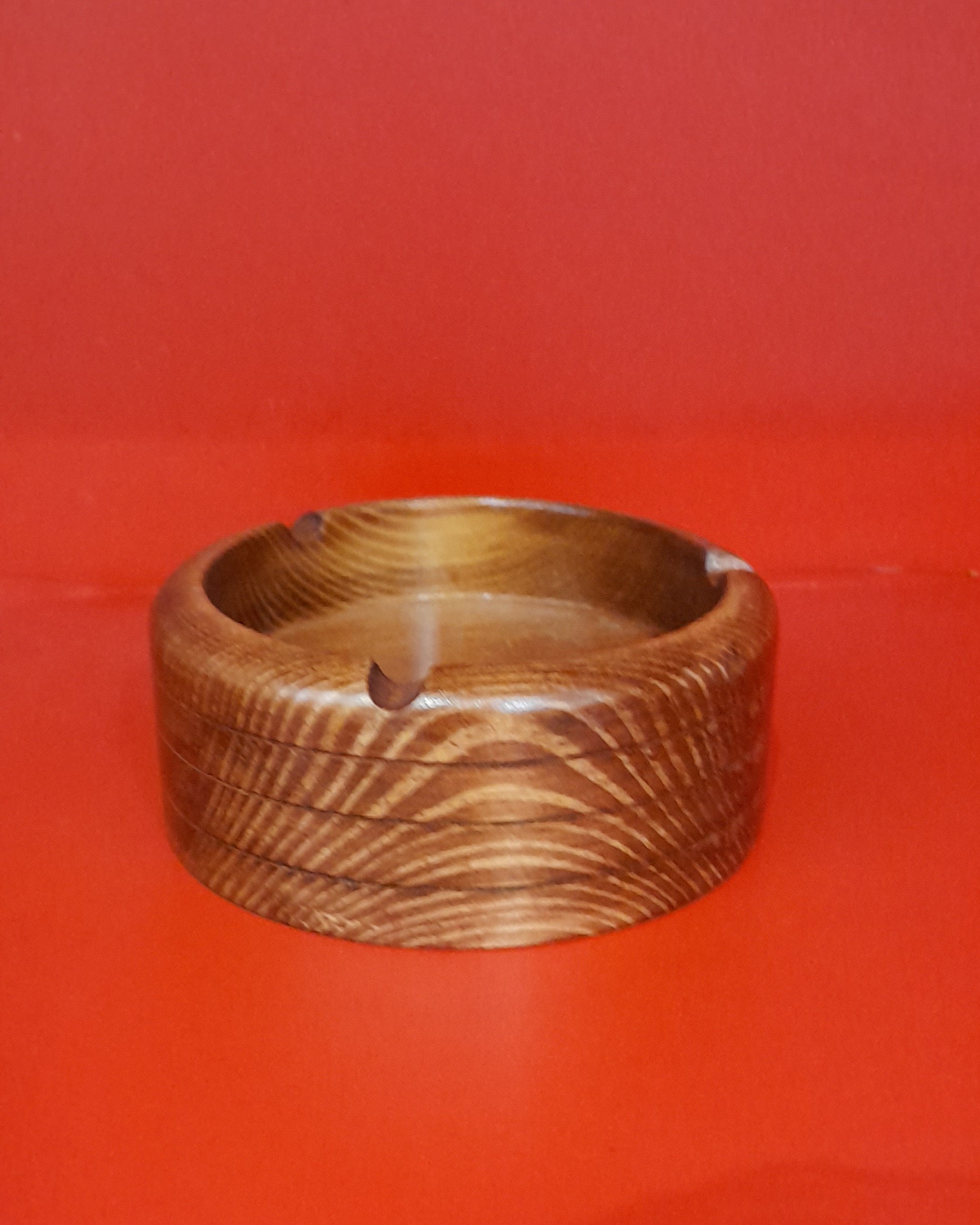 زیرسیگاری چوبی خراطی شده