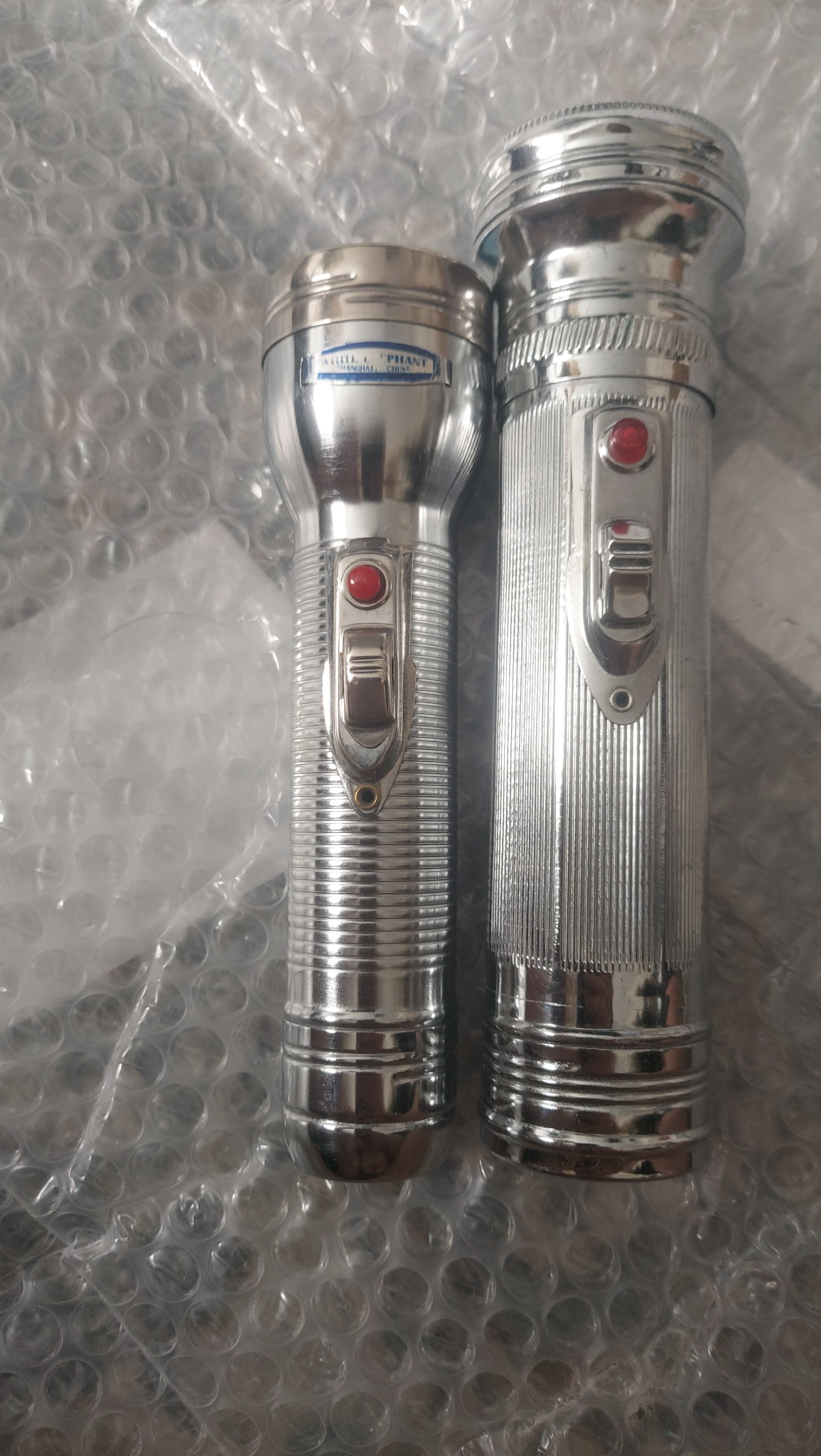 دو عدد چراغ قوه آنتیک یک لنز آبی