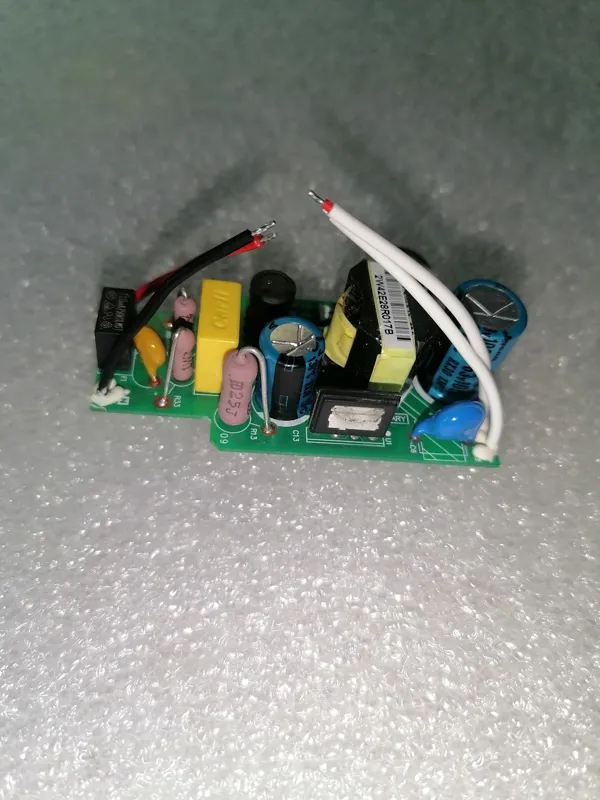 درایور برای 2 تا 4 پاور LED ( بسته 10 عددی )