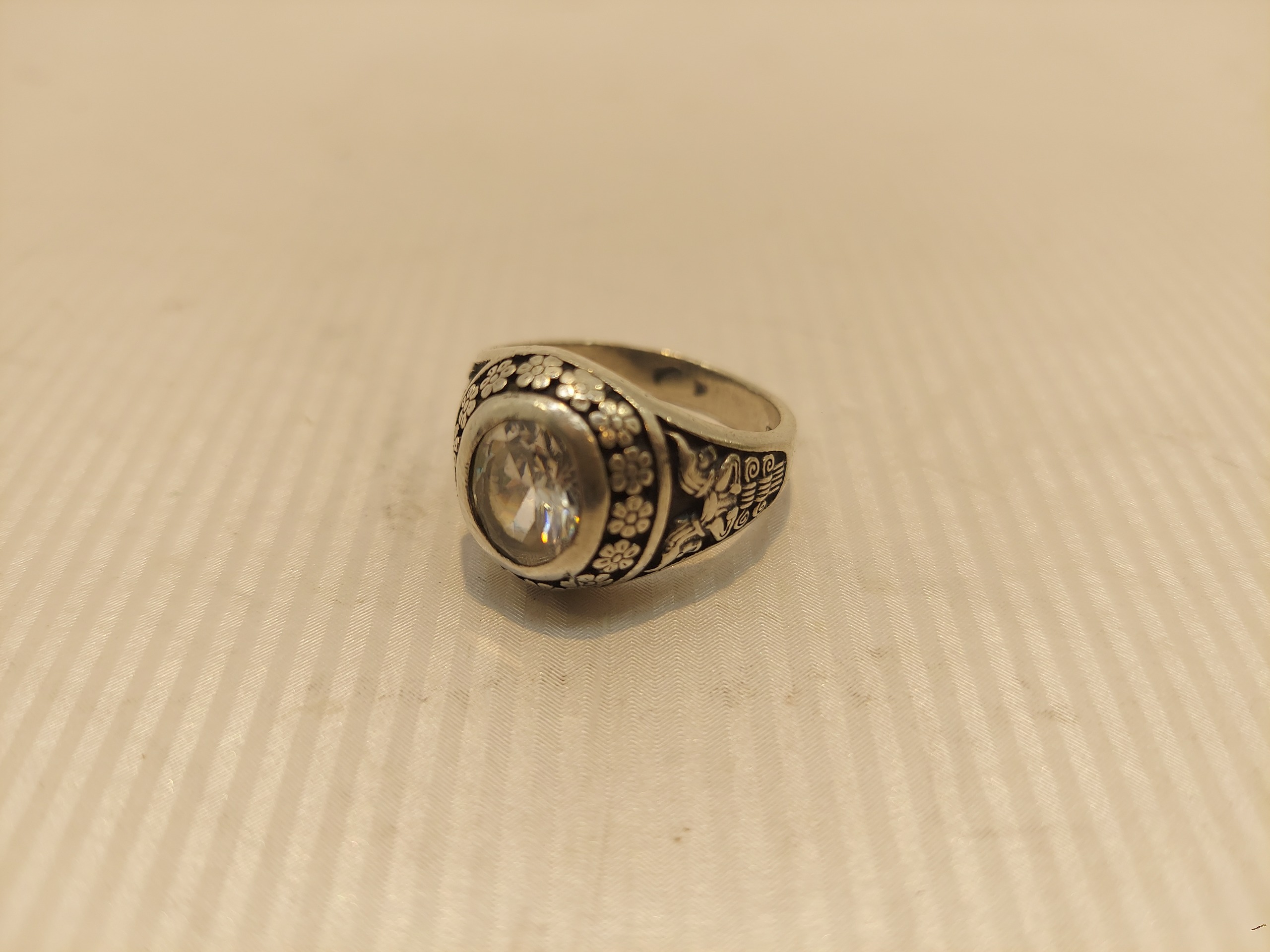 انگشتر نقره با سنگ موزانایت و رکاب قلمزنی زیبا