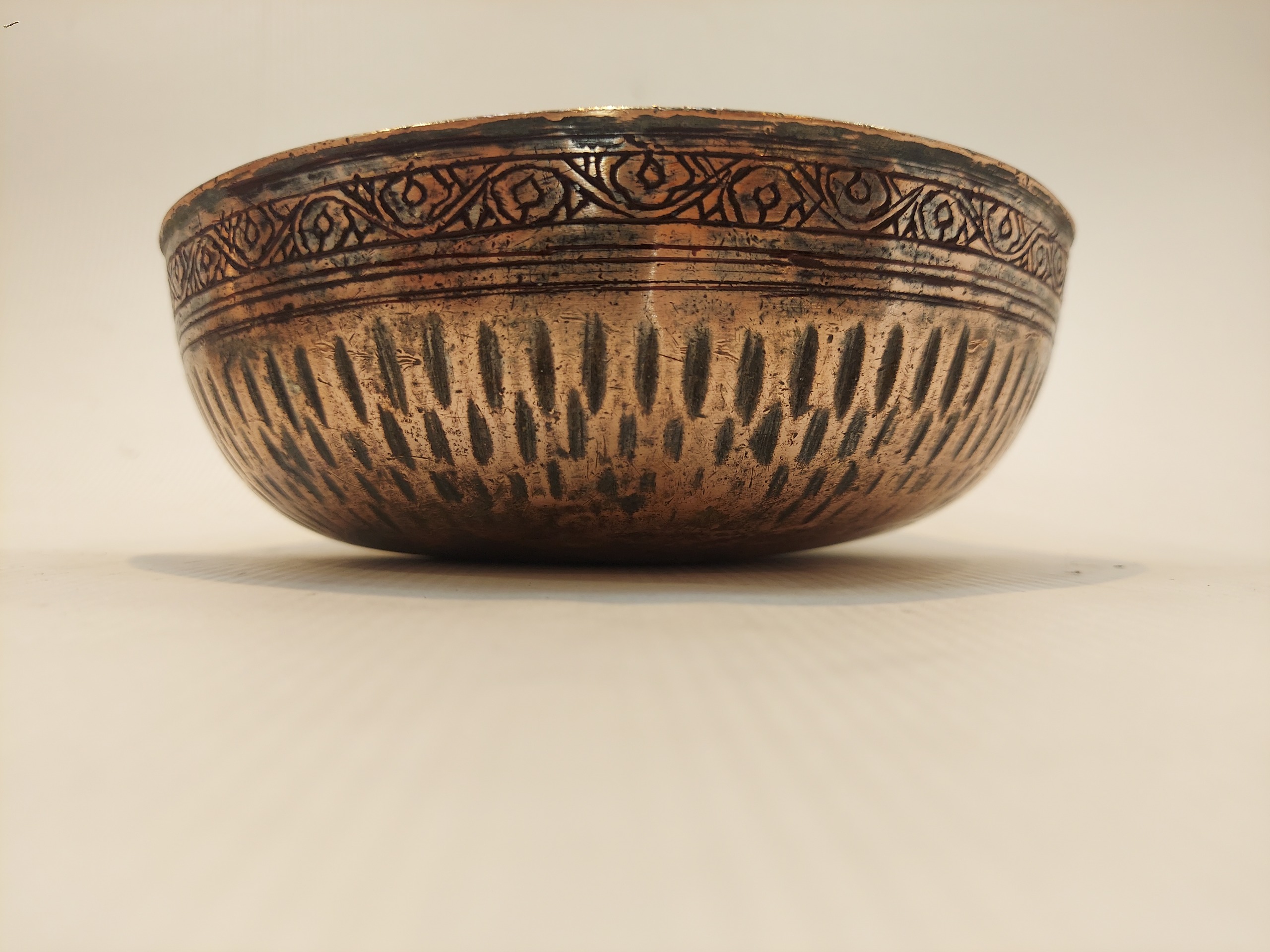 کاسه یا پیاله مسی تراشدار قاجاری قلمزنی