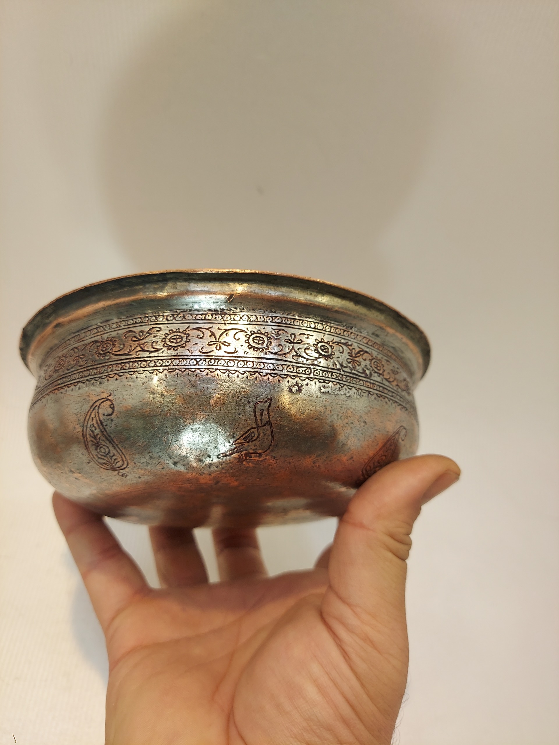 کاسه یا پیاله مسی قلمزنی اوج ظرافت قاجاری