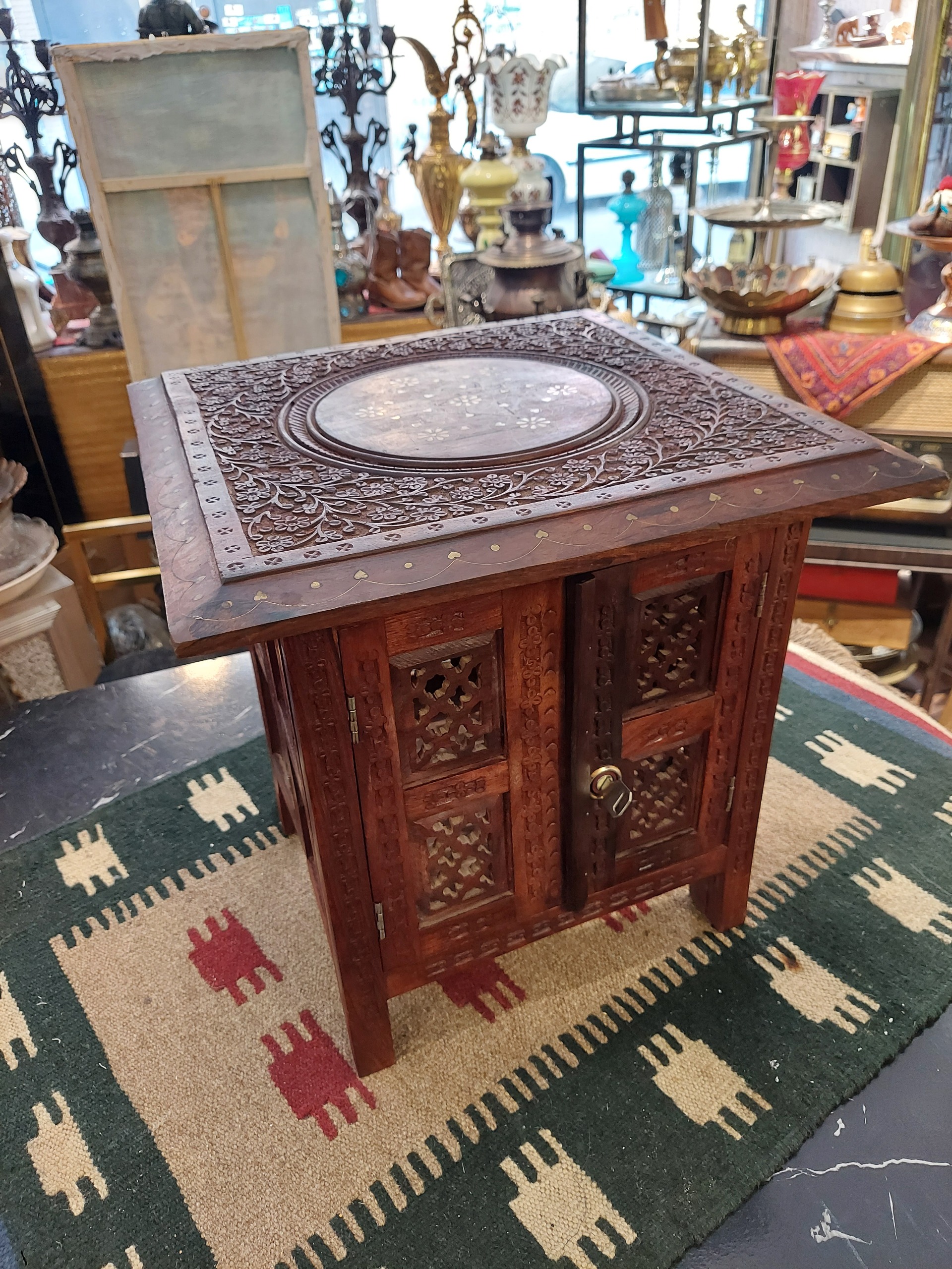 جعبه یا میز چوبی تمام منبت و برنج کوبی زیبا