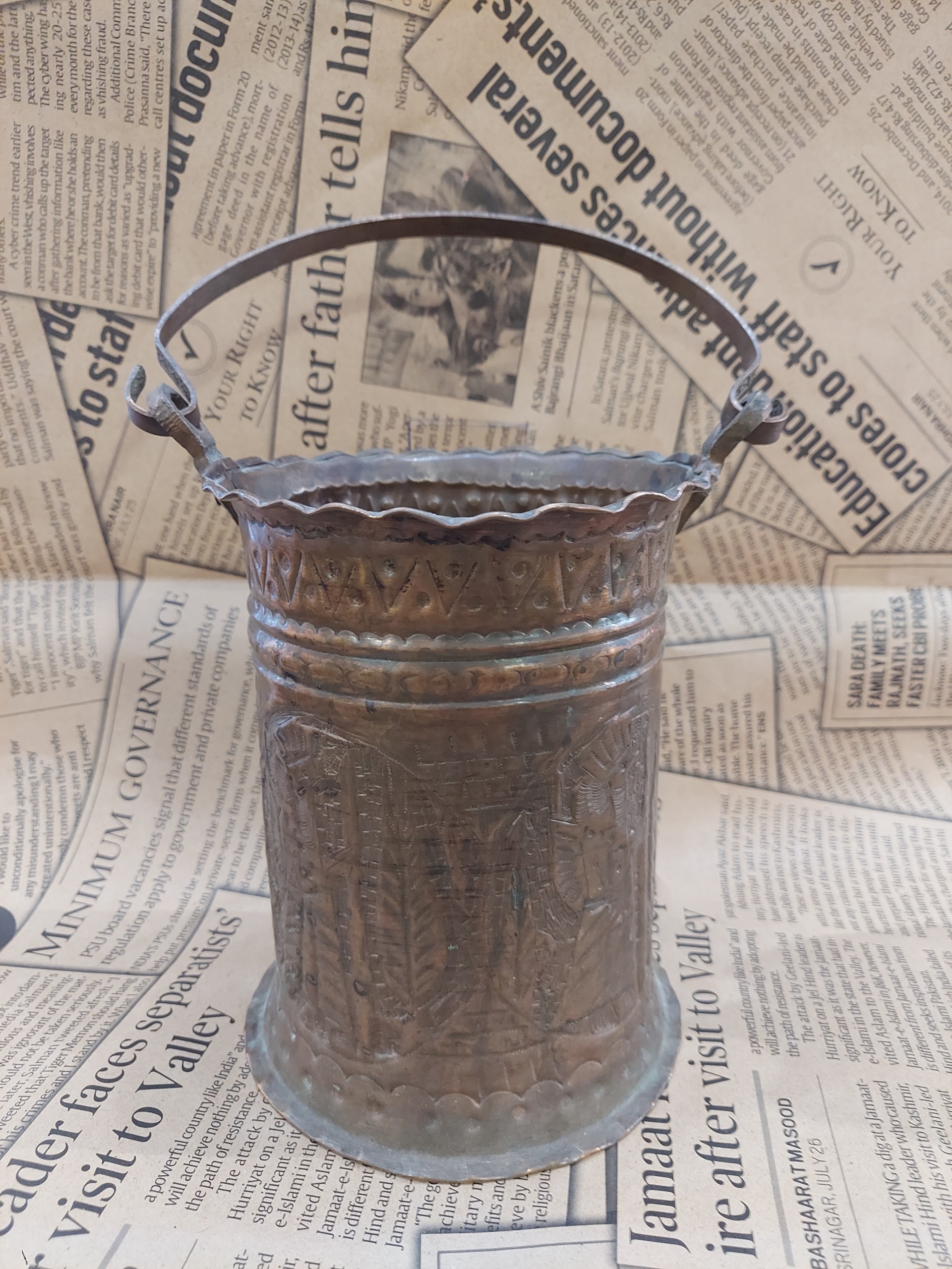 سطل یا گلدان مسی دسته دار قدیمی قلمزنی شده