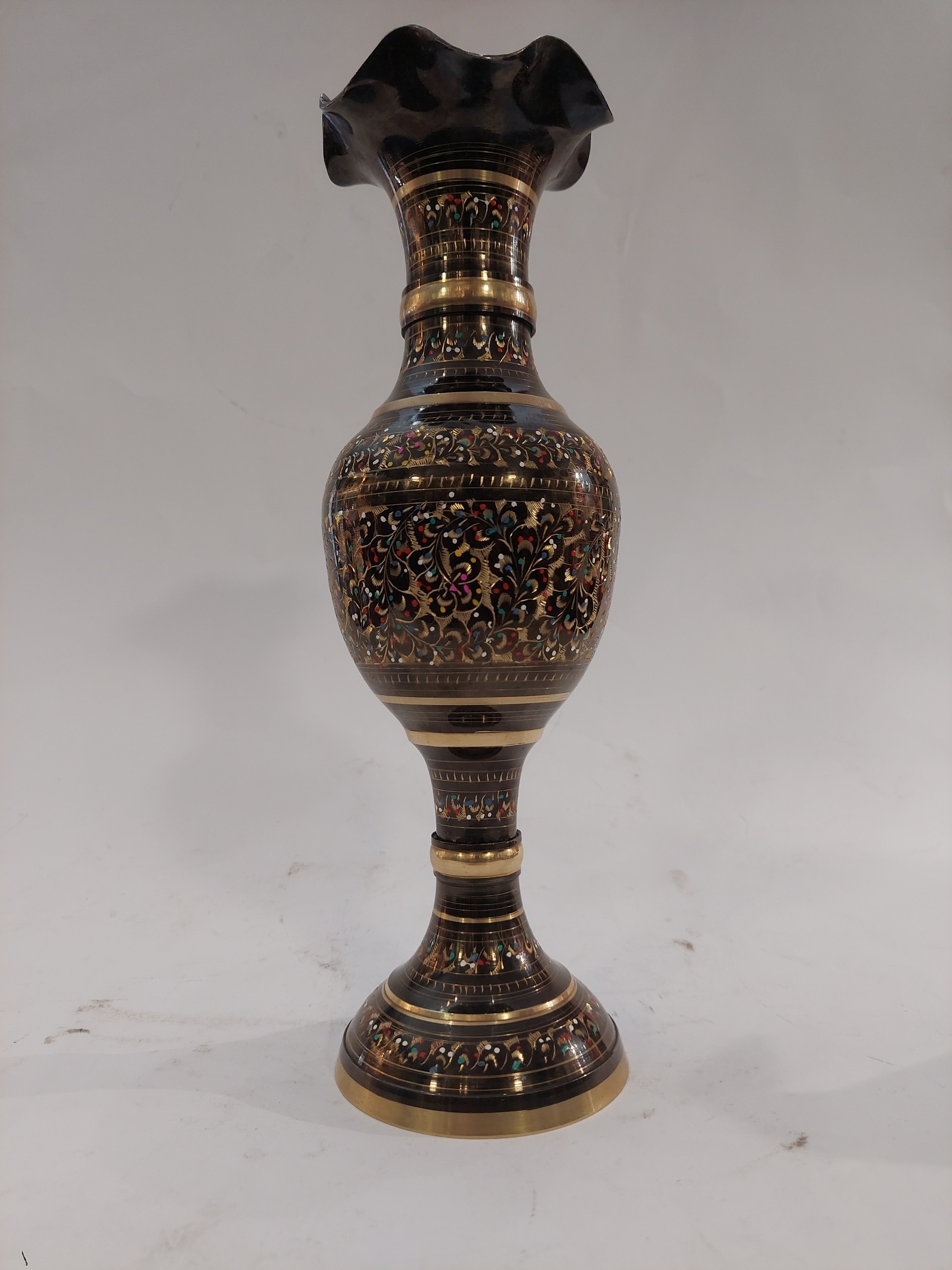 گلدان برنجی قلمزنی و نقاشی مینا قشنگ و ظریف