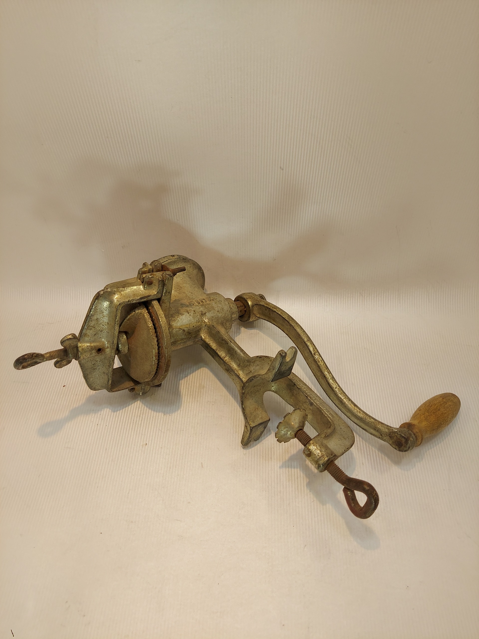 آسیاب قهوه و کلیه غلات یک ابزار همه کاره قدیمی