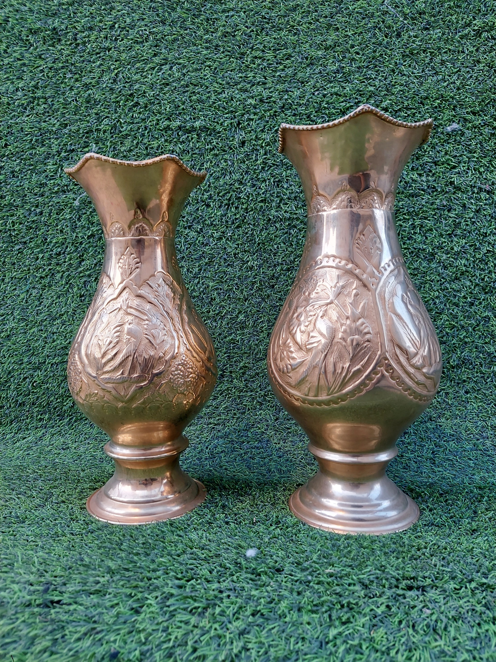 دو عدد گلدان برنجی قلمزنی قدیمی بزرگ و کوچک