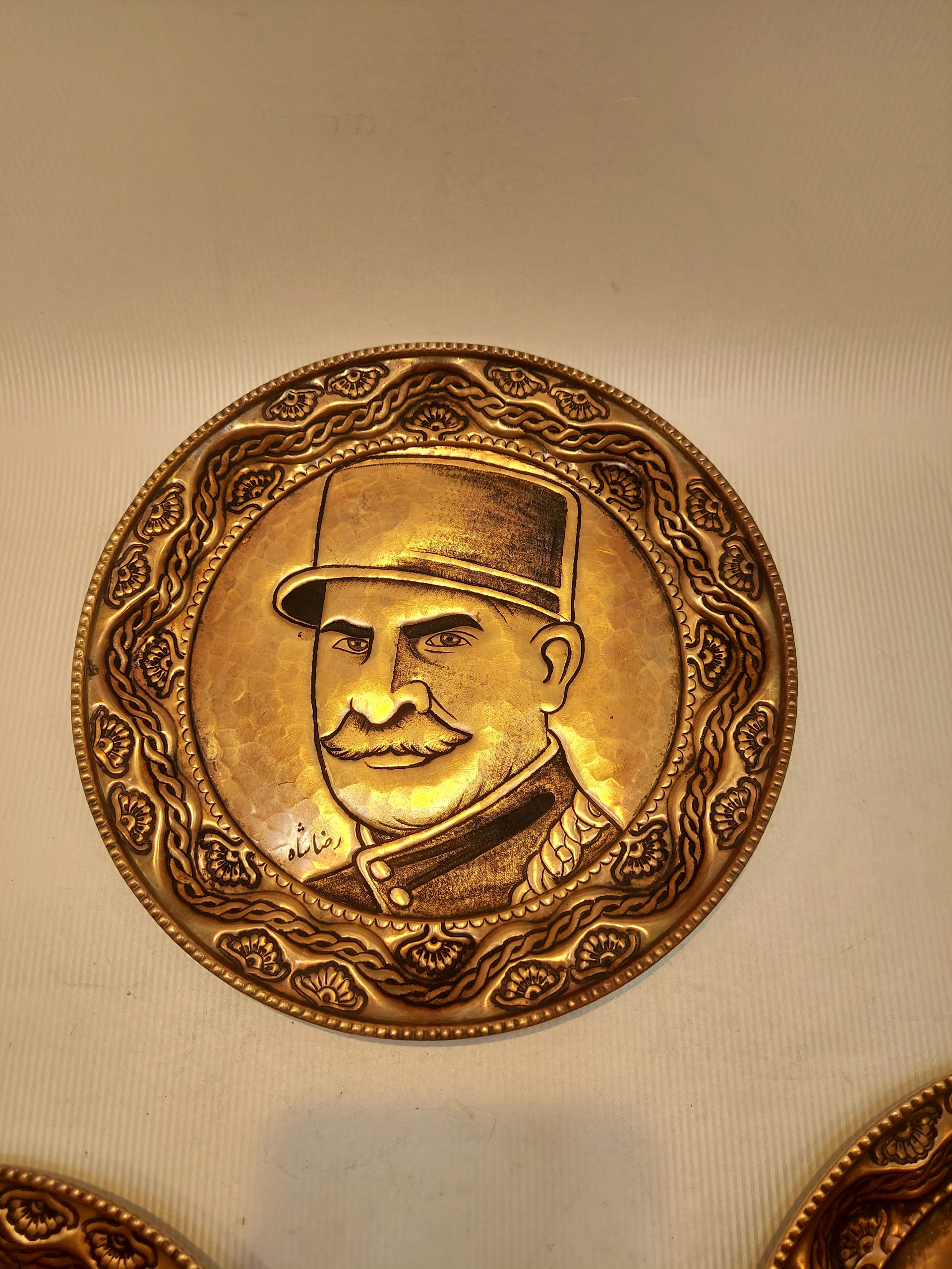 دیوارکوب مسی قلمزنی با تصویر رضاشاه کبیر