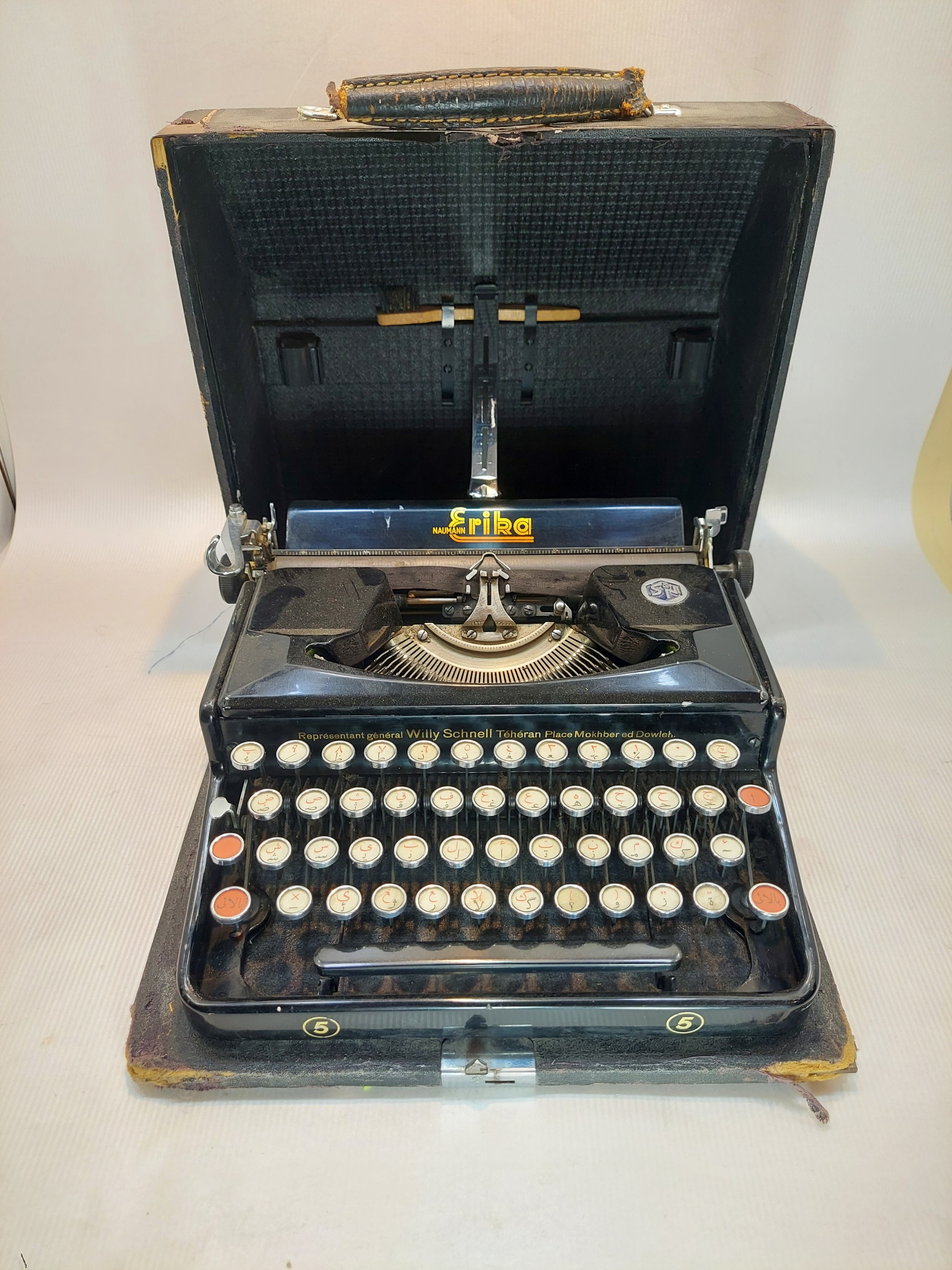 ماشین تایپ فارسی اریکا آلمان بسیار ارزنده است