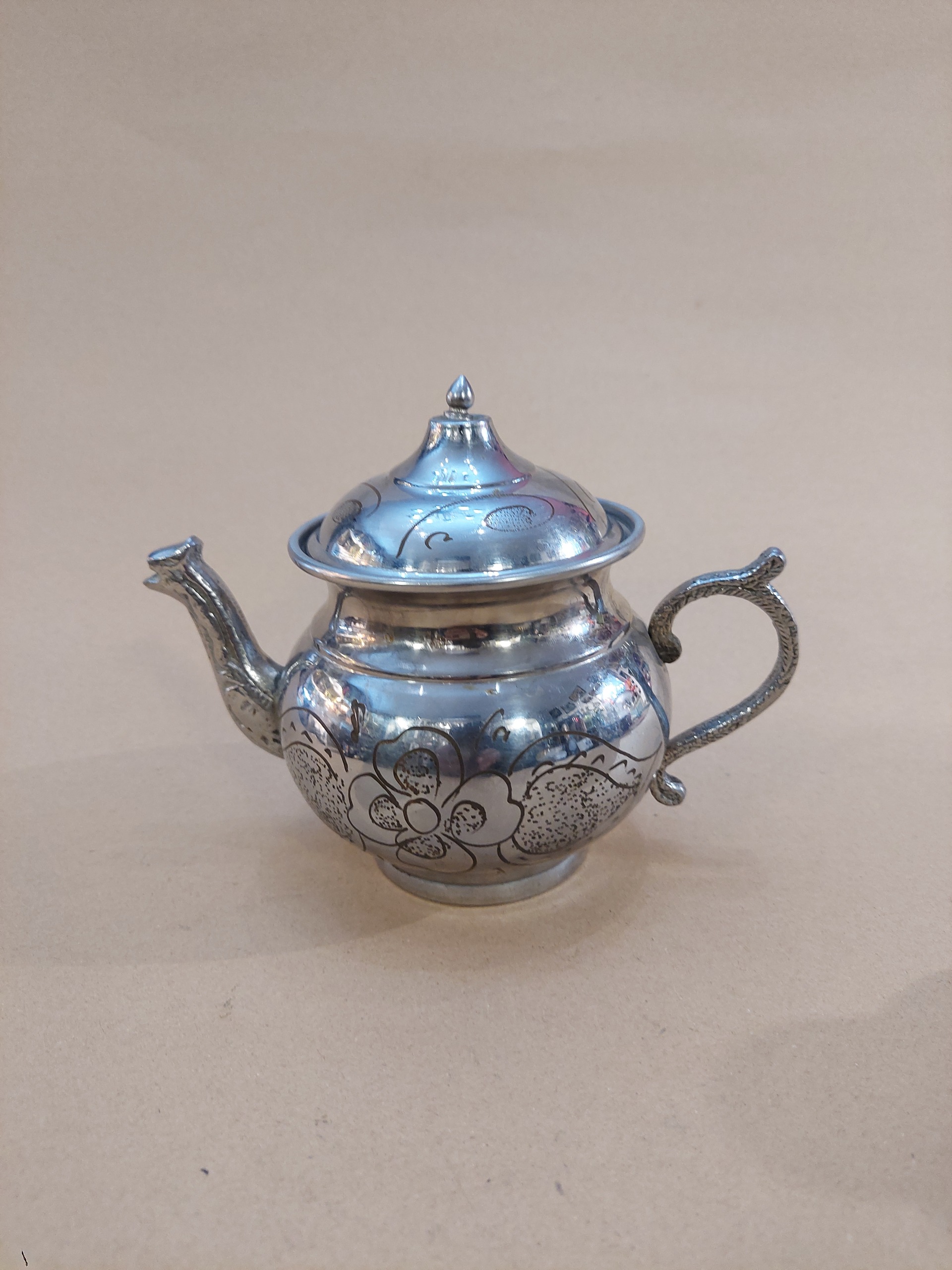 قوری برنجی قلمزنی آب کروم شده تمیز و سالم