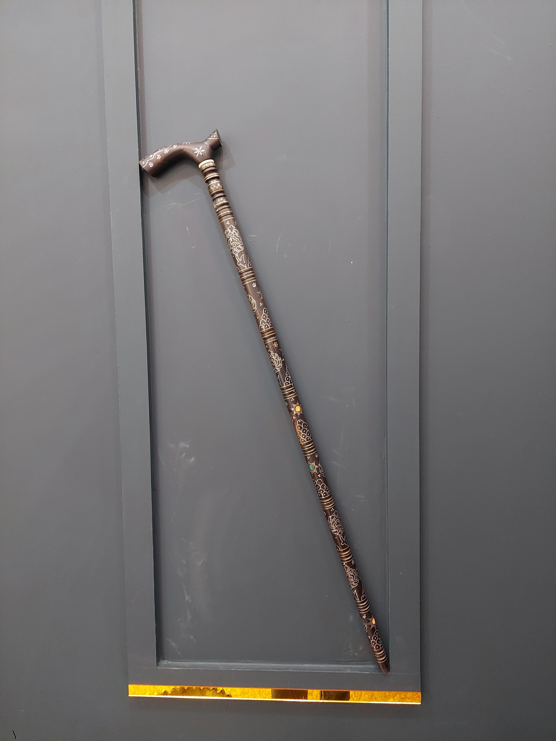 عصا از جنس آبنوس تمام نقره کوب و سنگ مخراج