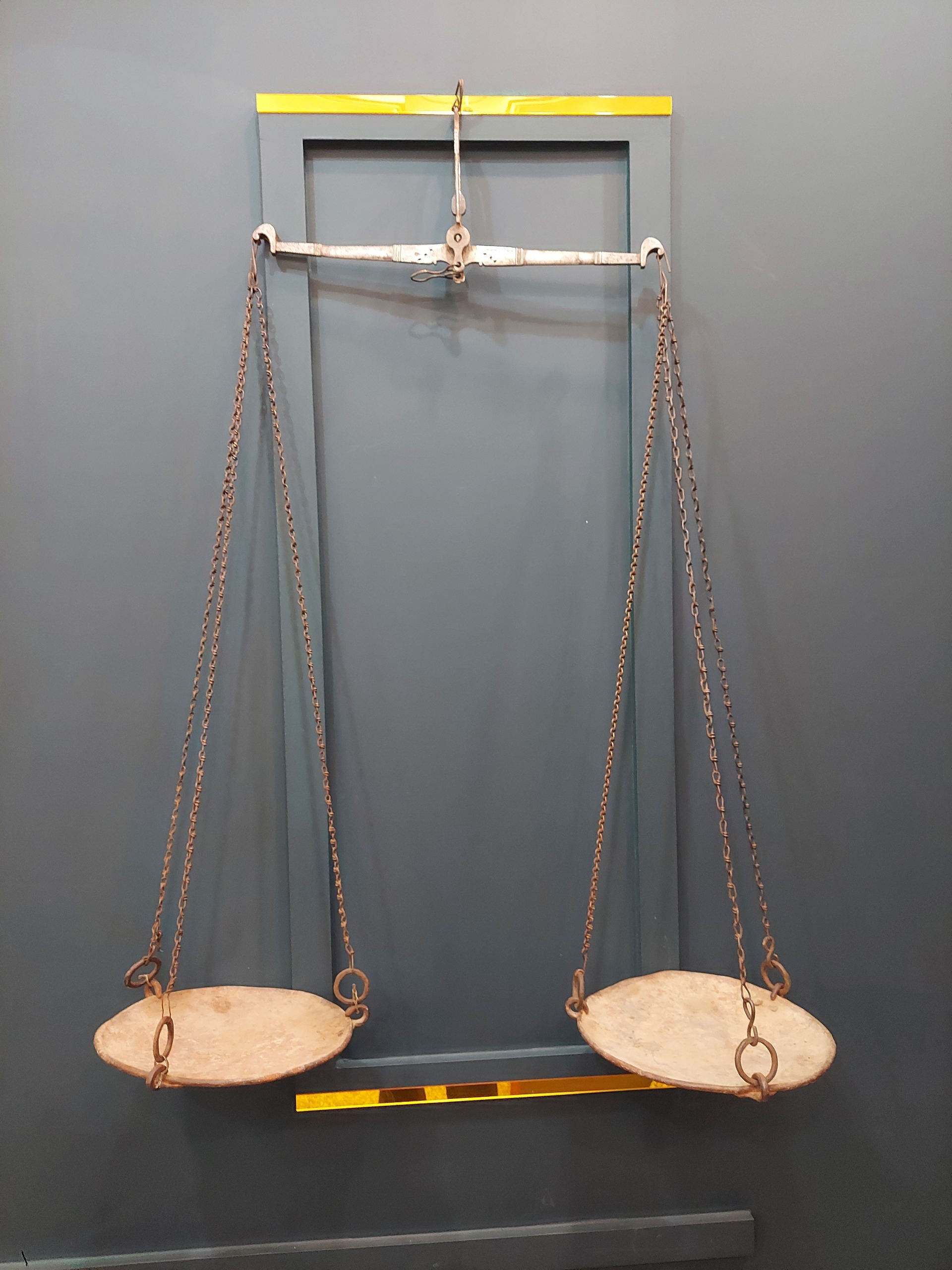 ترازو شاهنگی فولادی دو کفه ای با زنجیر بافت مهردار