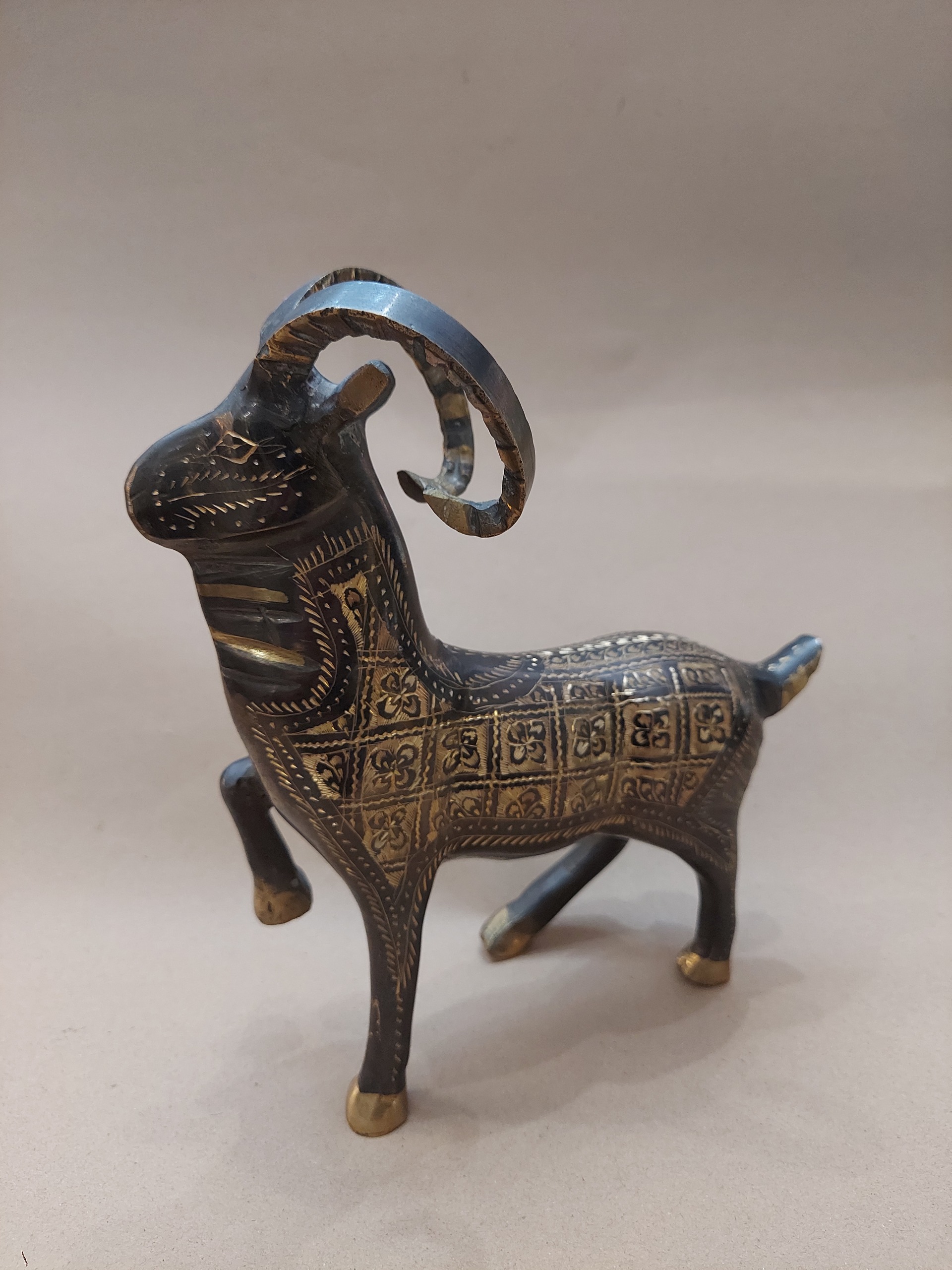 مجسمه برنجی هندی تمام قلمزنی بزکوهی