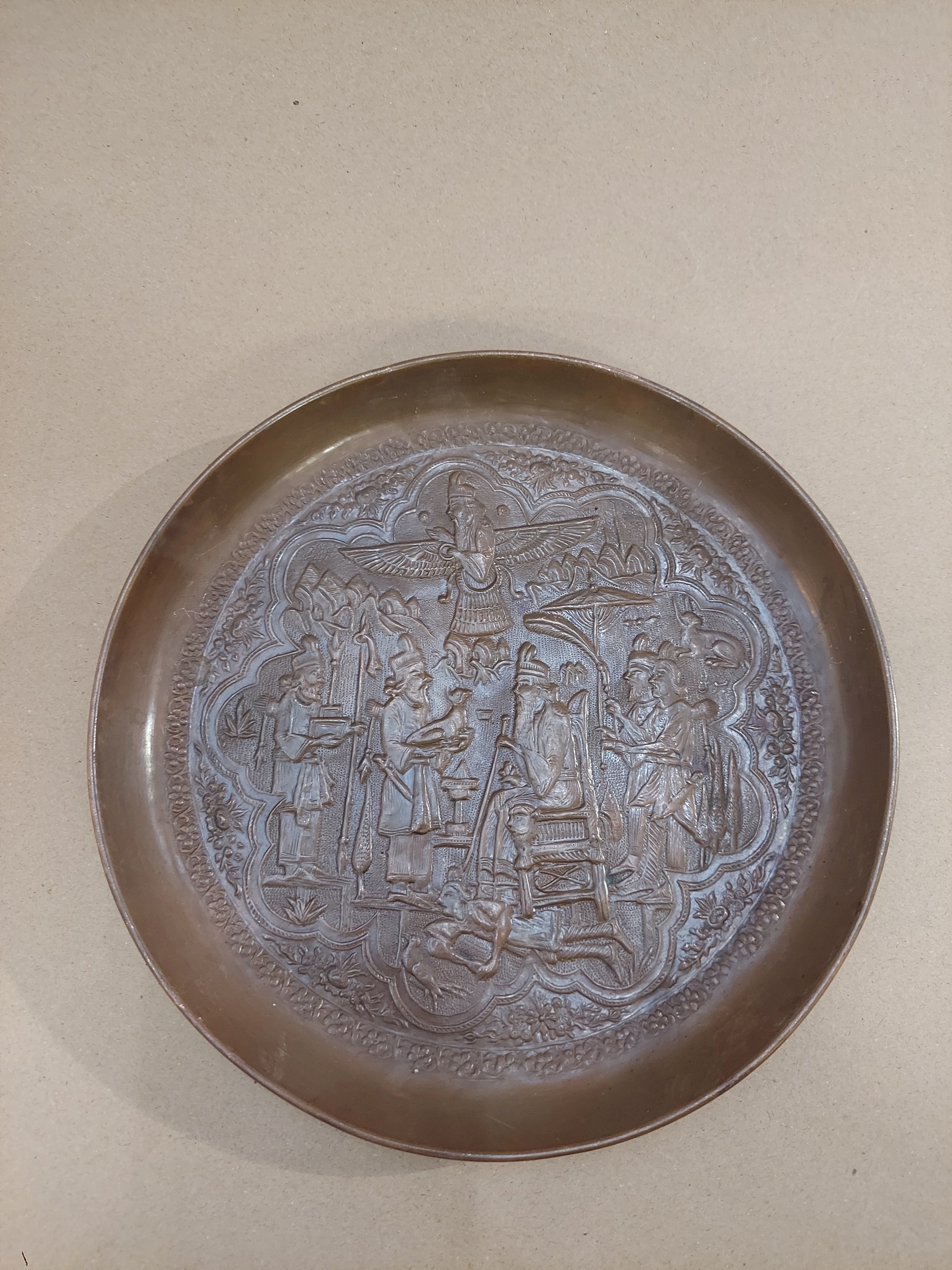 بشقاب مسی تمام قلمزنی کهنه زیبا و داستان دار