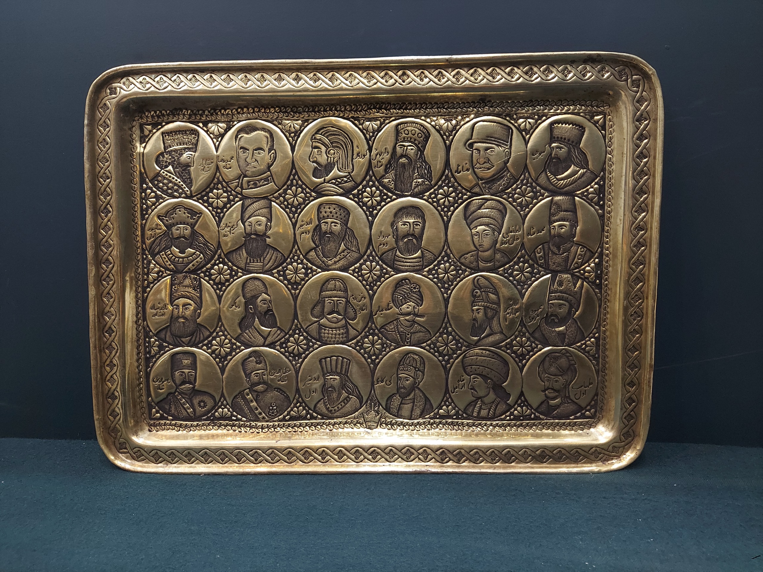 سینی برنجی تمام قلمزنی چهره پادشاهان صاحبه دار