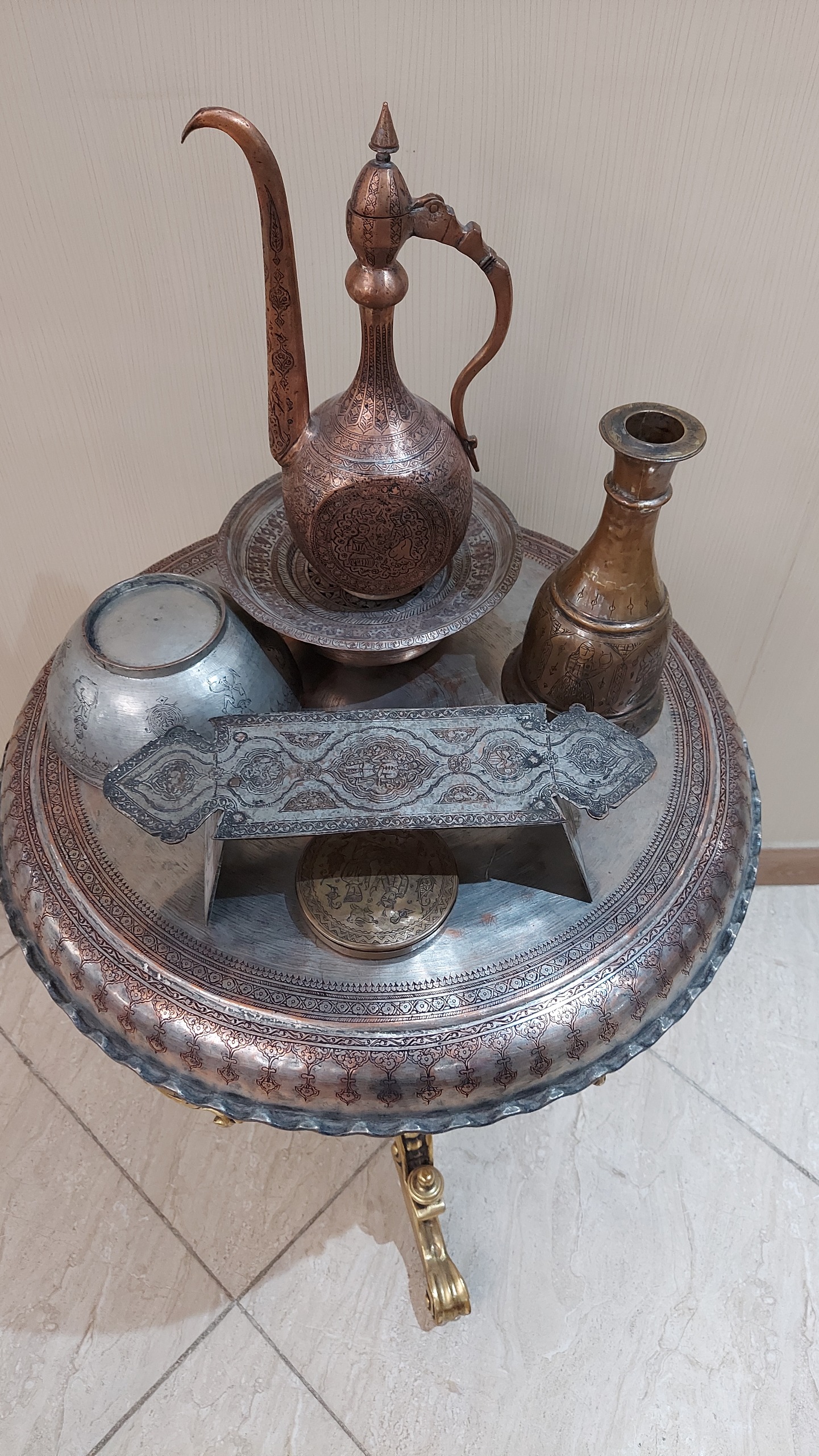 یک سرویس مس عروس تمام قلمزنی کار 150 ساله