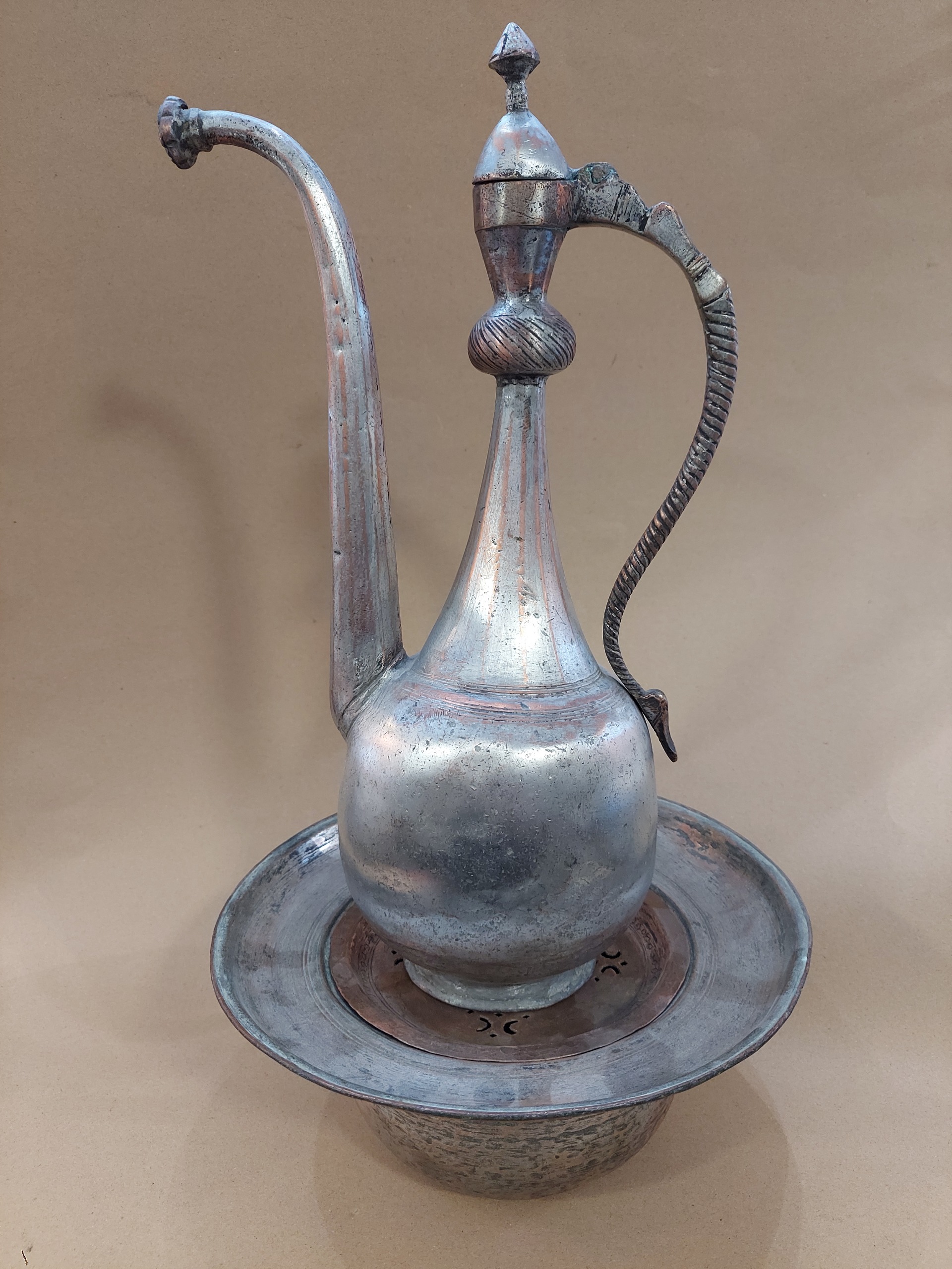 آفتابه لگن مکتب صفوی صاحبه دار قدمت قاجاری