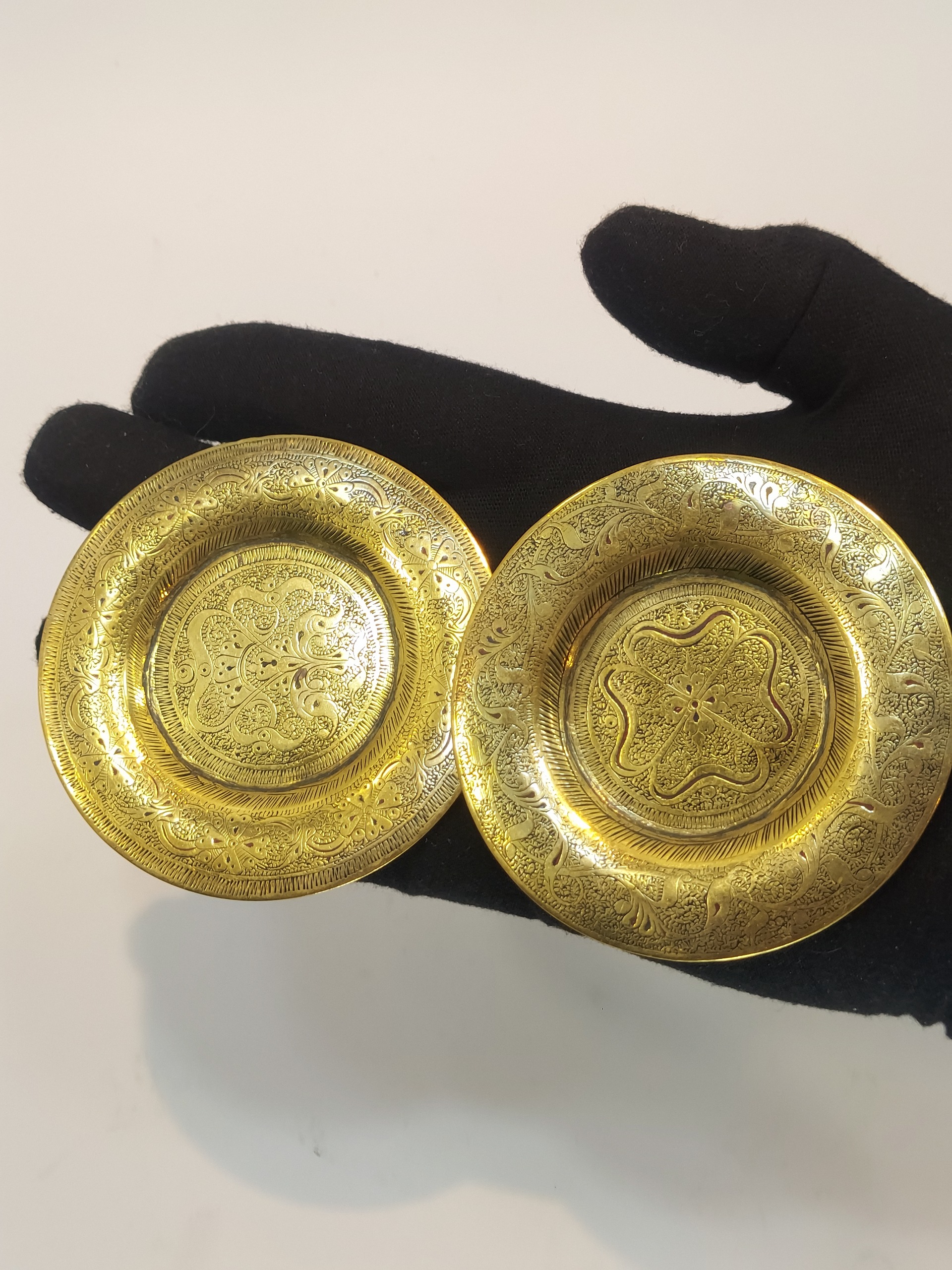 دوعدد بشقاب برنجی خارجی مینیاتوری قلمزنی زیبا