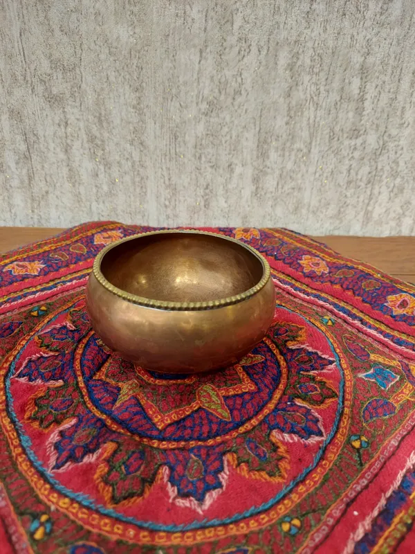 کاسه مسی با زوار برنجی اروپایی کهنه چکشی