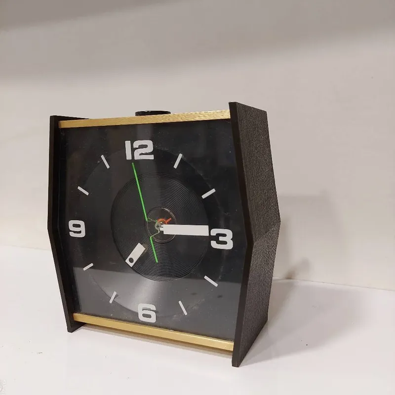 ساعت رومیزی خارجی برقی فوق کمیاب توضیحات دارد