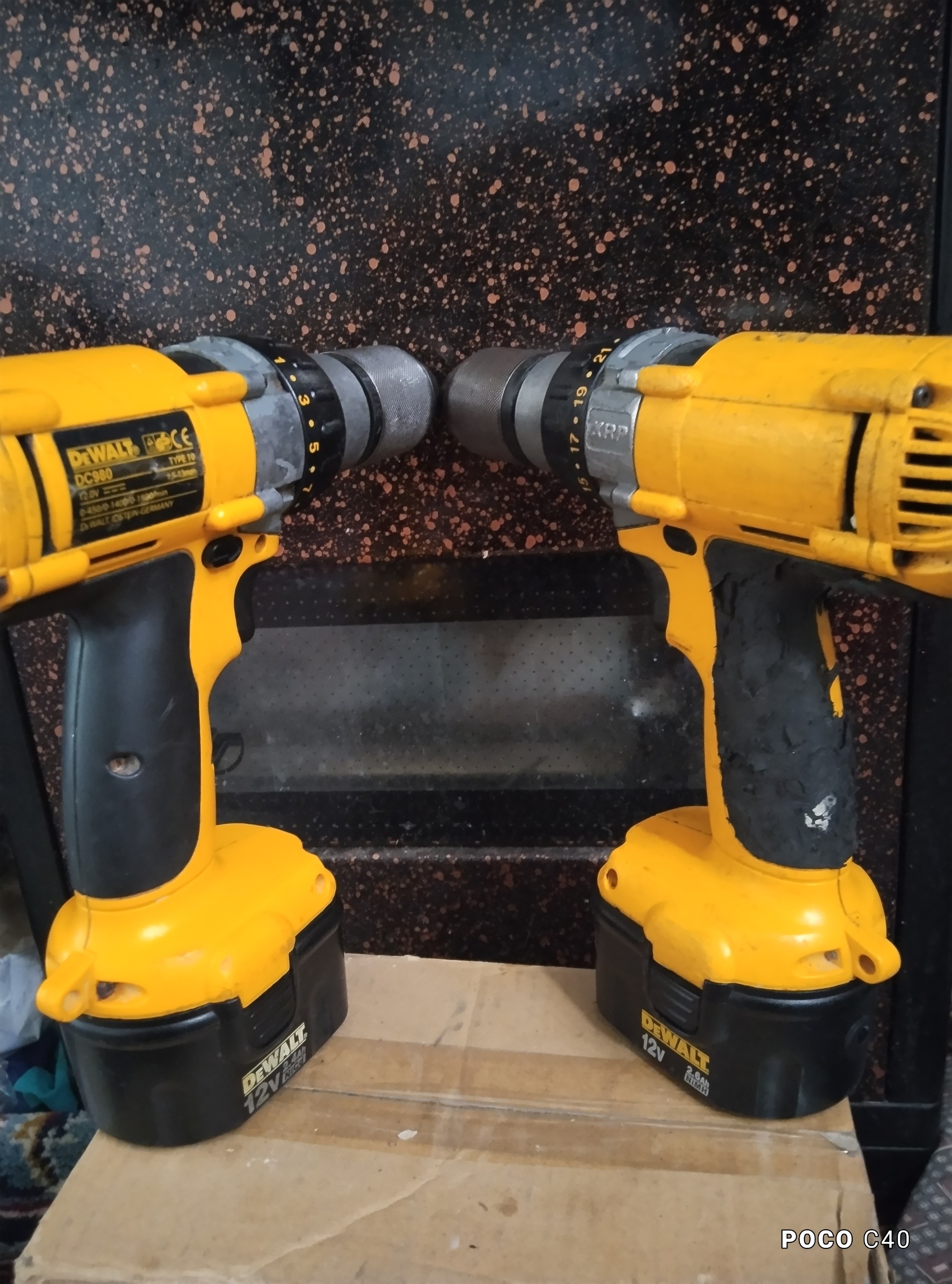 دریل دیوالت اصل یک عددش مونده ودریل معمولی کنارش