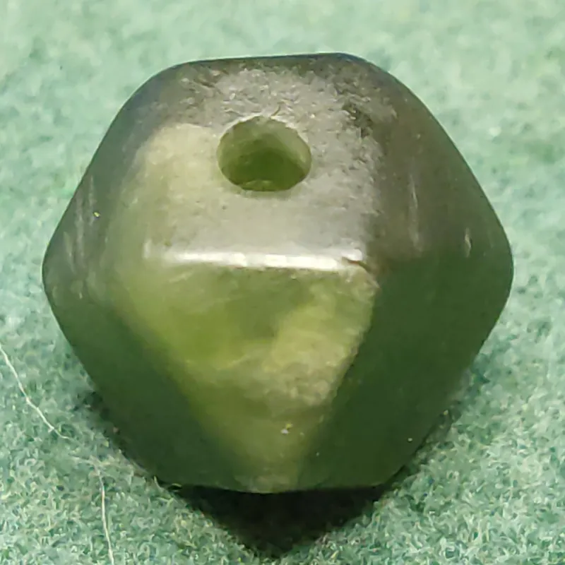 مهره یشم چند وجهی قدیمی، تراش زیبا، کلکسیونی