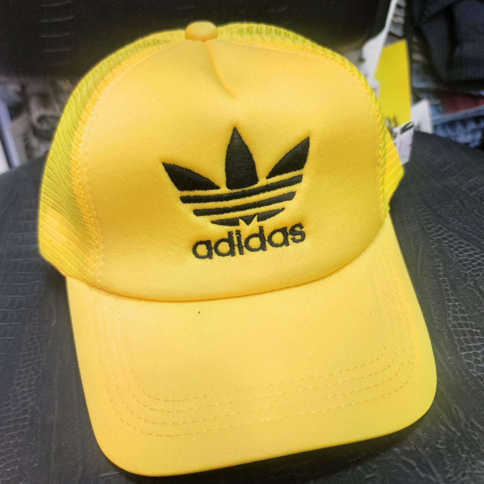 کلاه زرد آدیداس