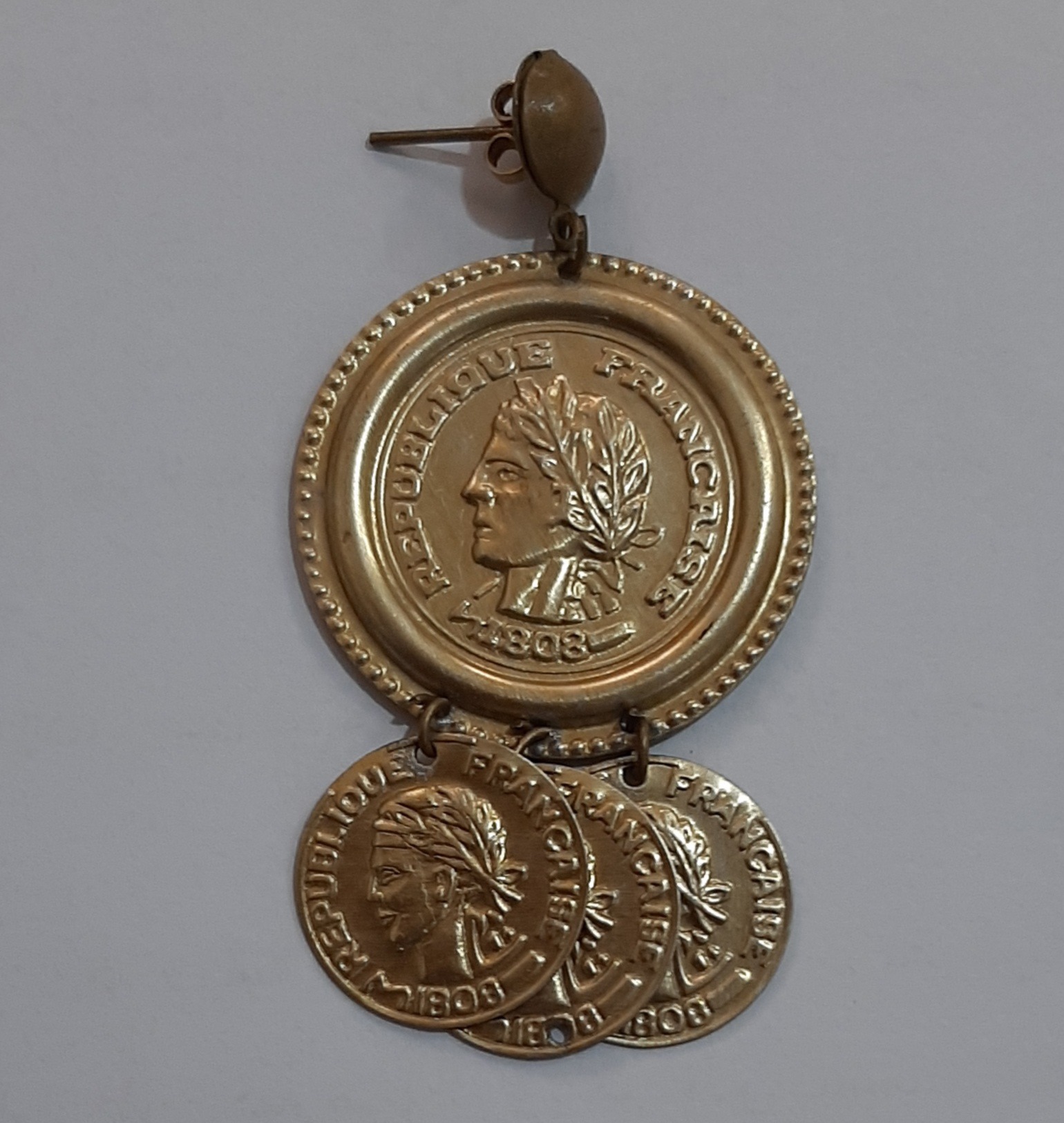 گوشواره تک آویز طلایی با نقش الیزابت فرانسه