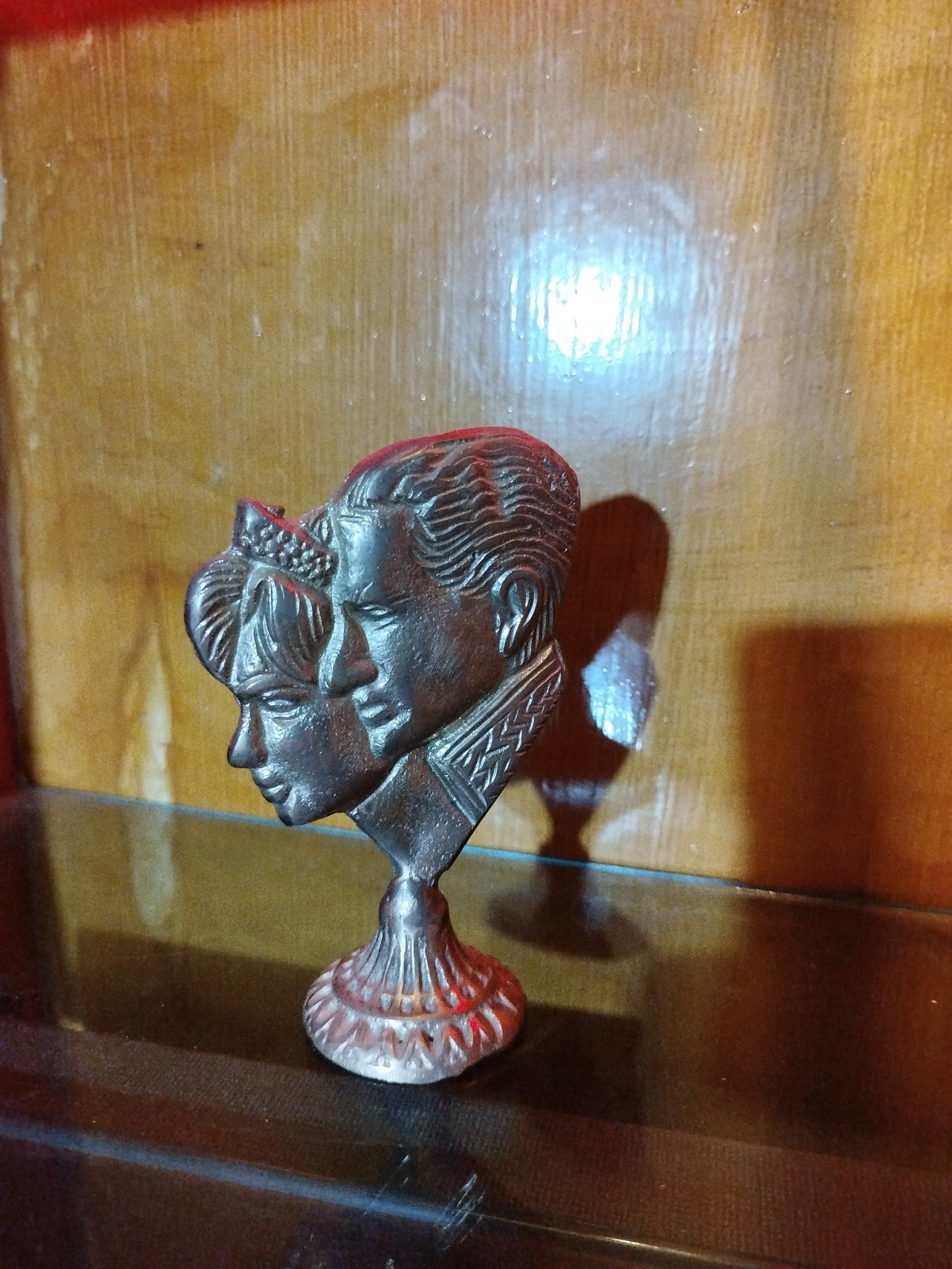 مجسمه برنزی شاهنشاه پهلوی دوم و ملکه