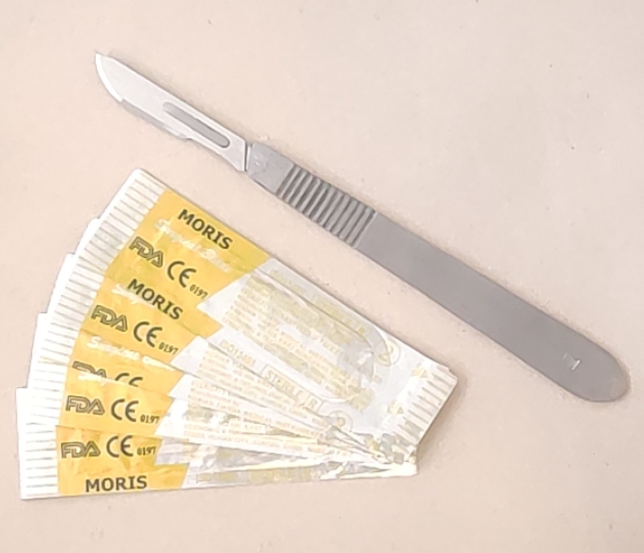 کاتر ظریفکاری بهمراه 5 عدد تیغ یدک ( همگی استیل)