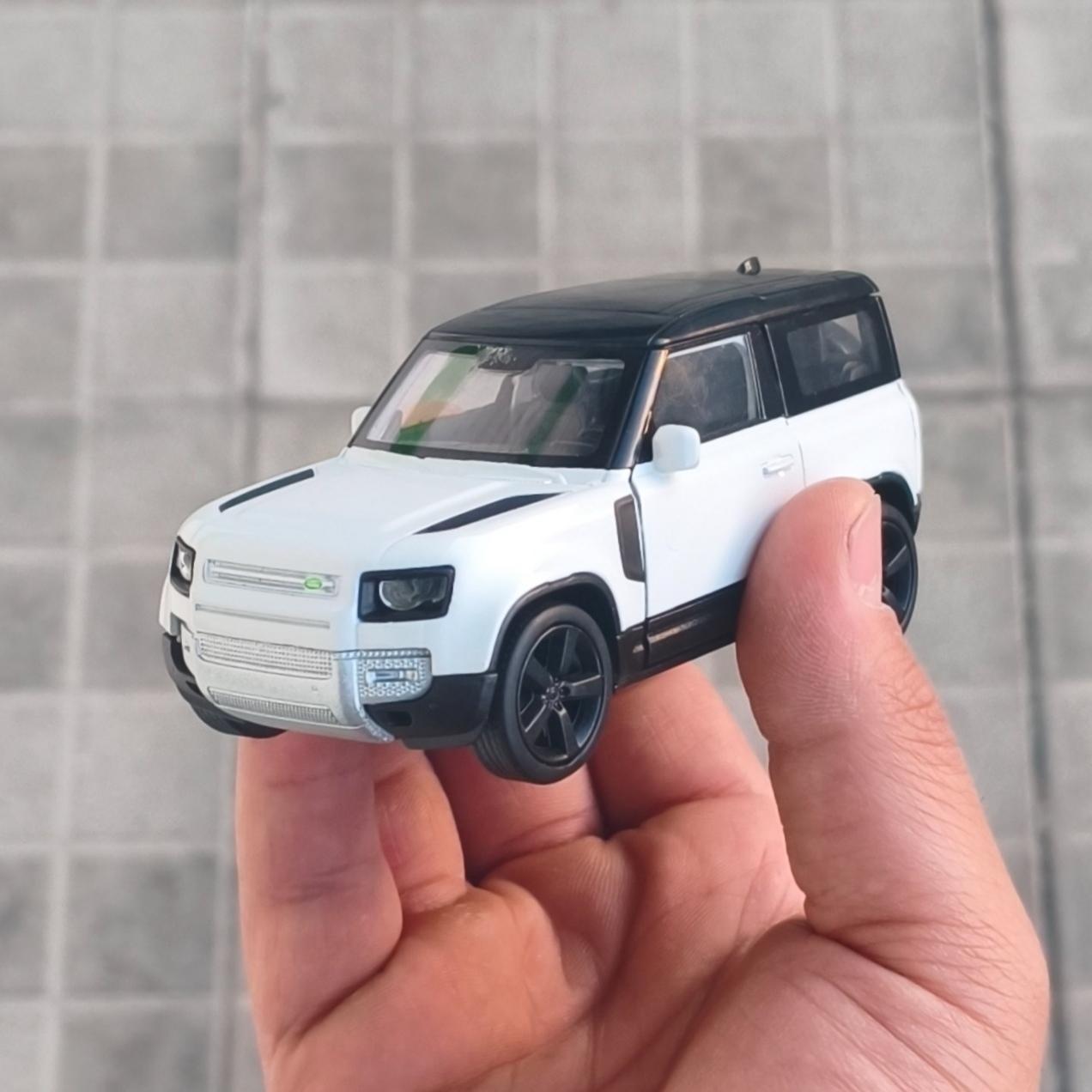 ماکت ماشین Land Rover Defender . سفید رنگ WELLY