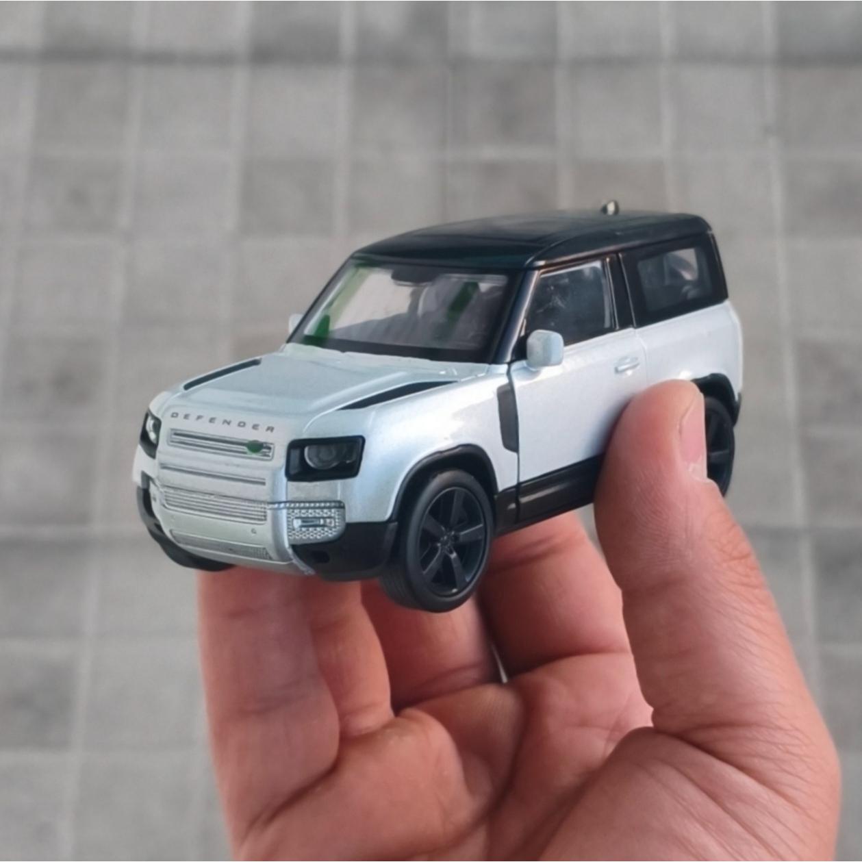 ماکت ماشین Land Rover Defender . طوسی رنگ WELLY
