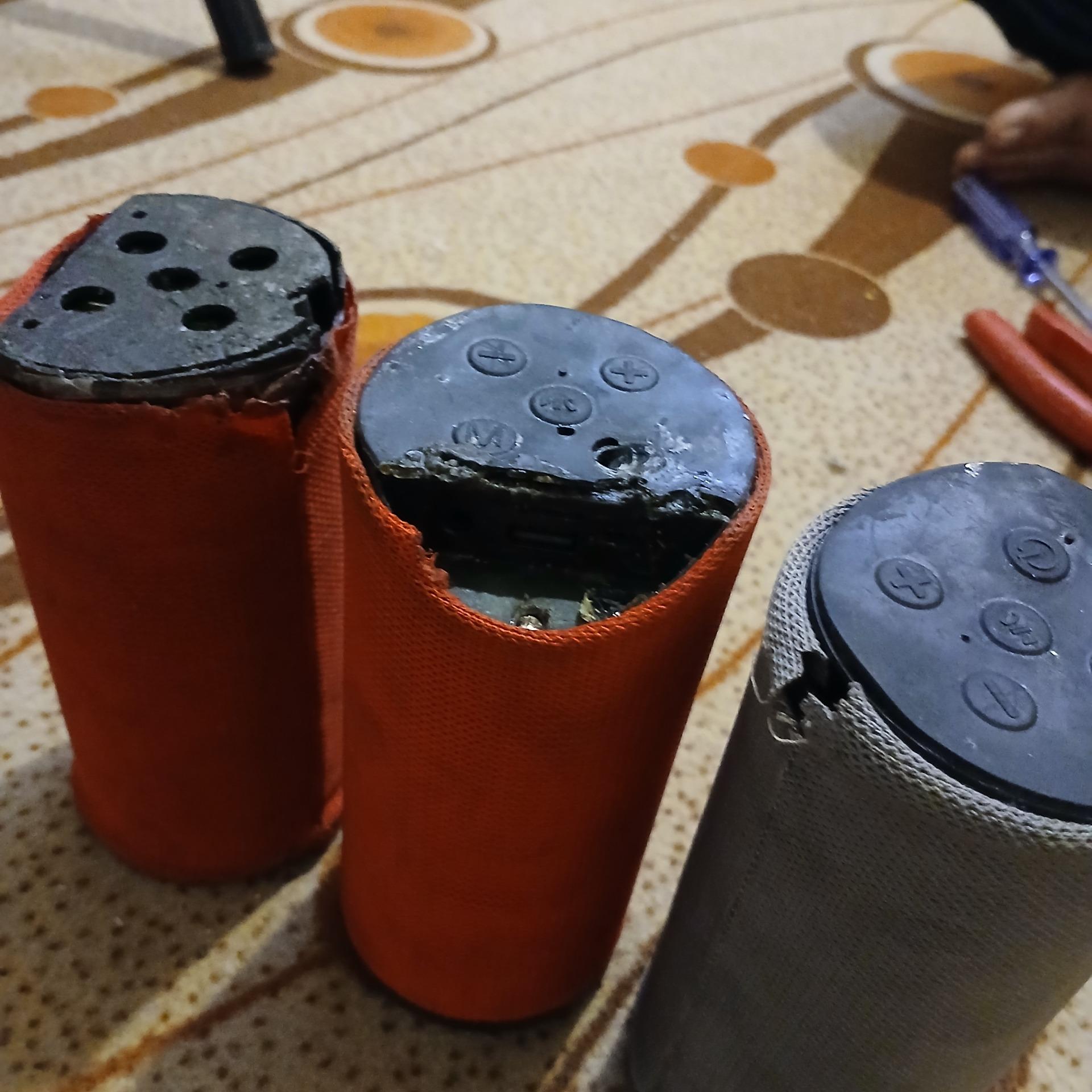 سه عدد اسپیکر نیاز به باتری