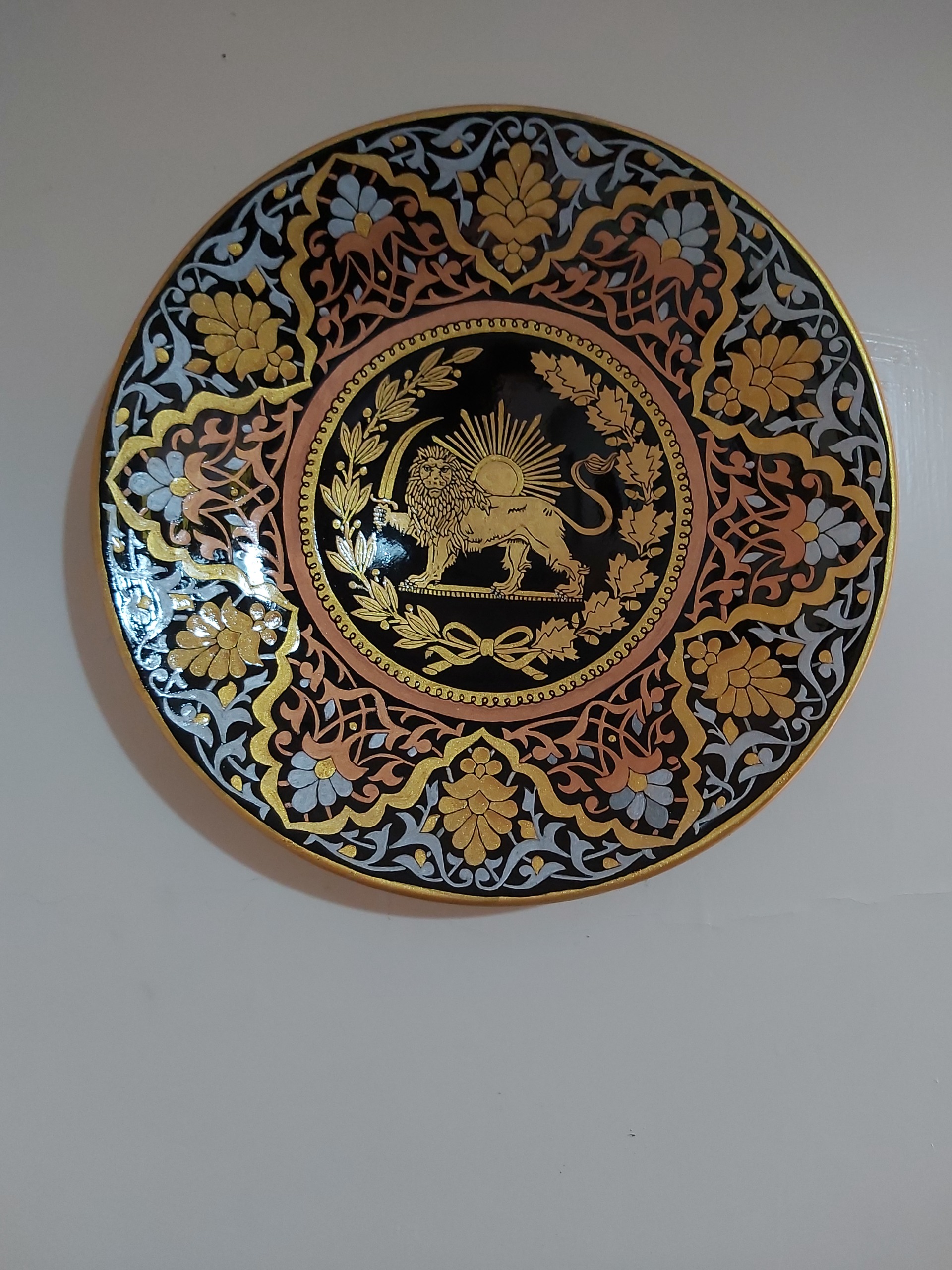 دیوارکوب شیر و خورشید با حاشیه تذهیب