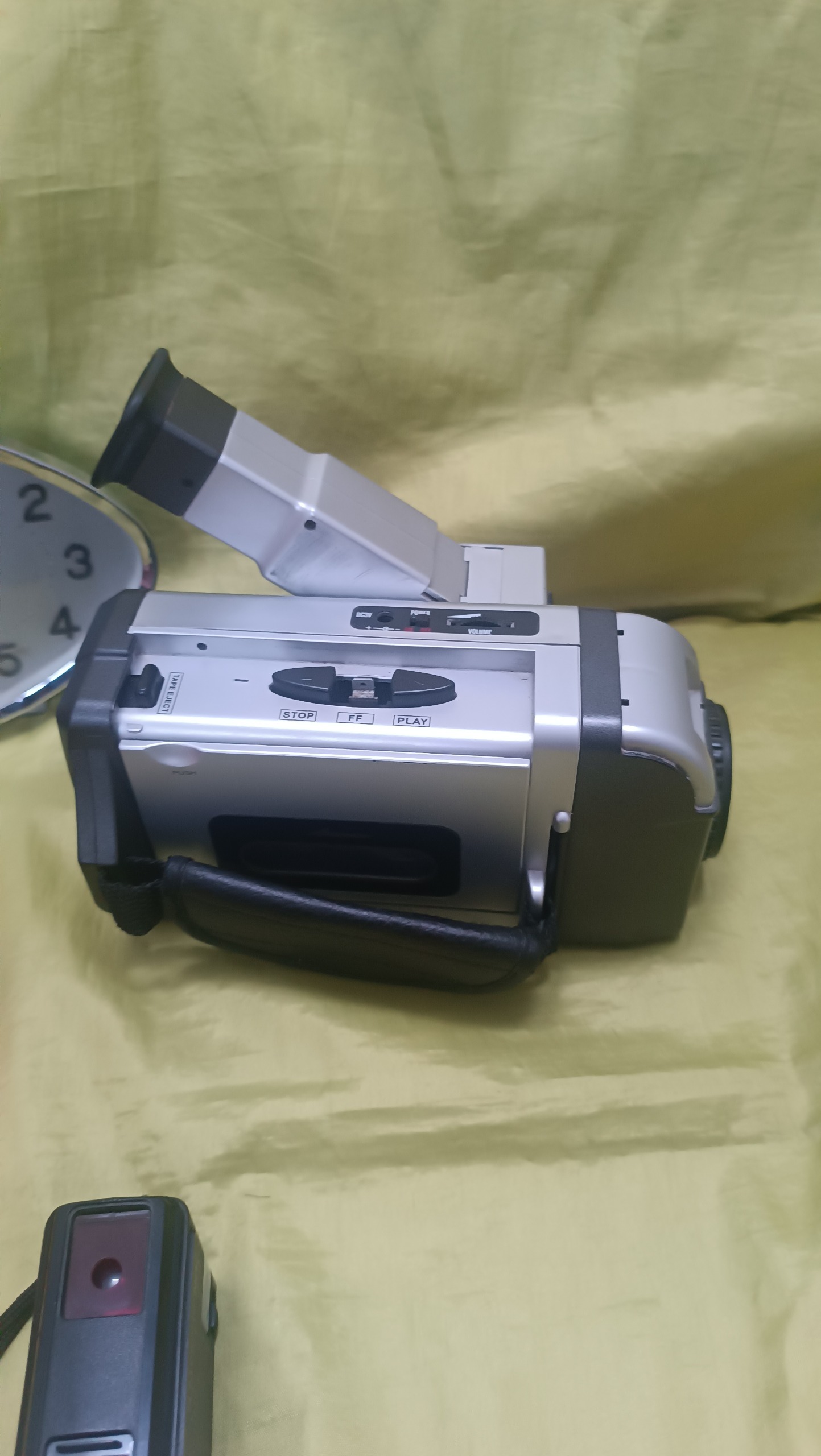 دوربین عکاسی و واکمن قدیمی معیوب