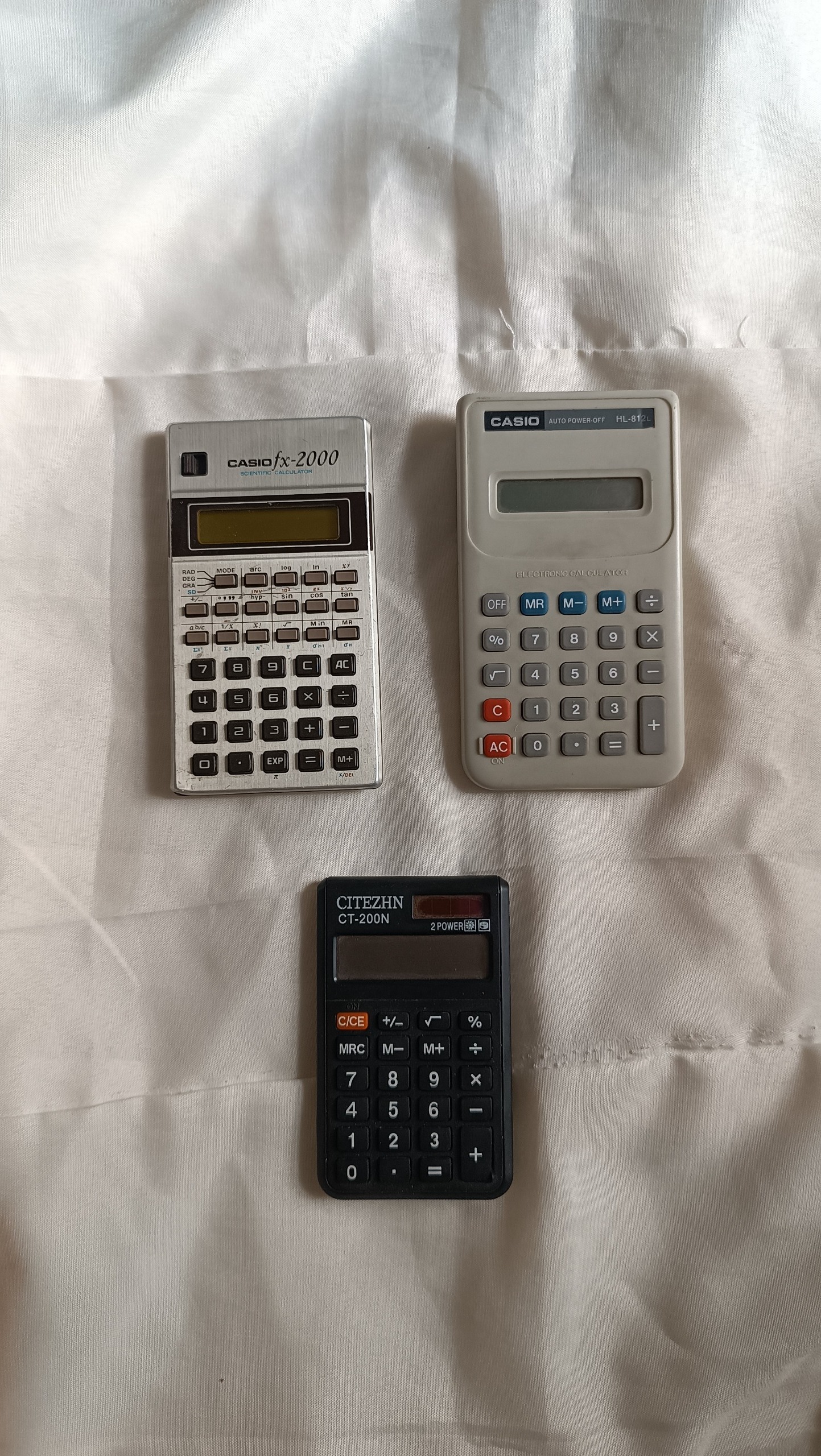 سه عدد ماشین حساب معیوب