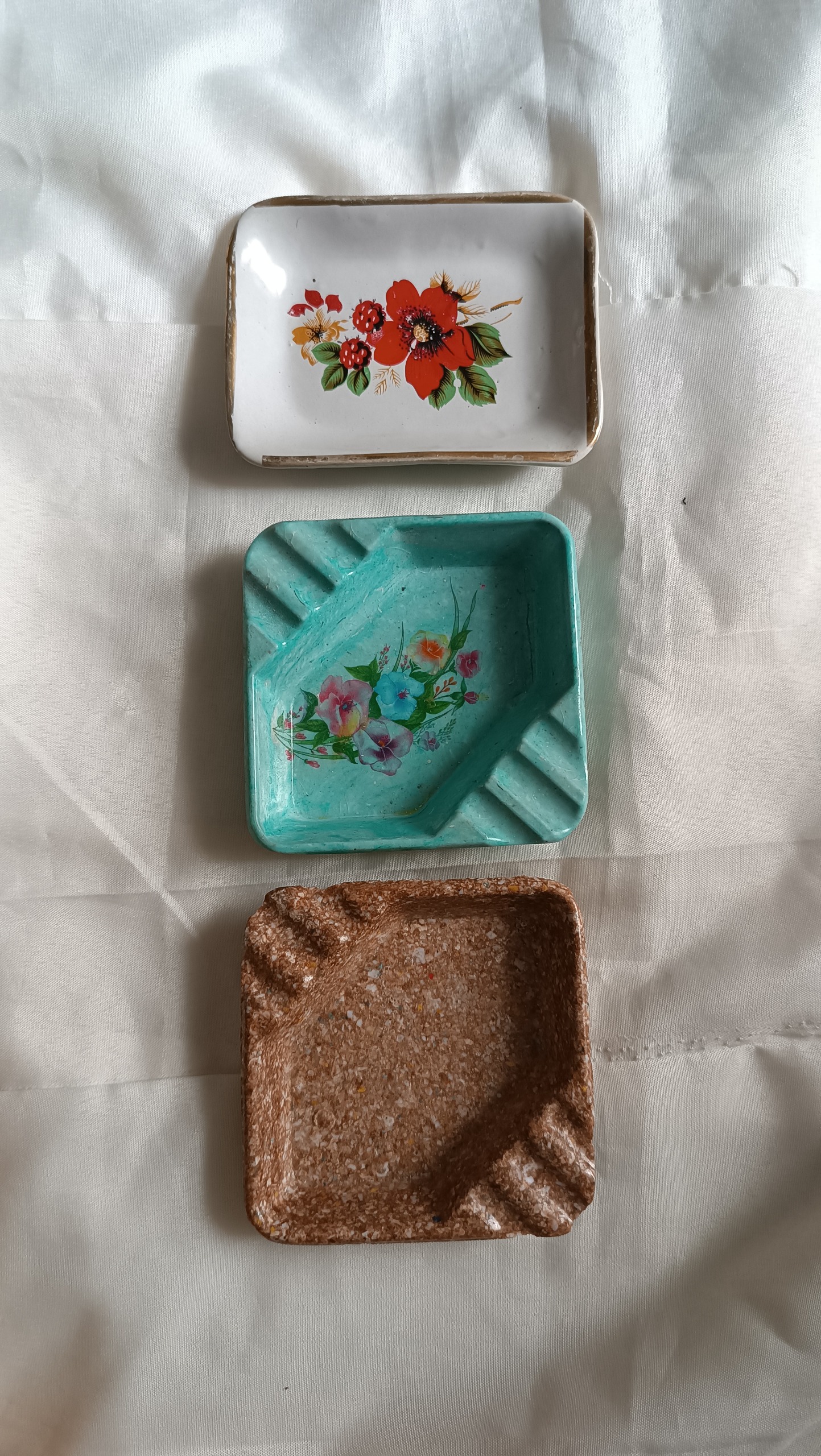 سه عدد زیر سیگاری