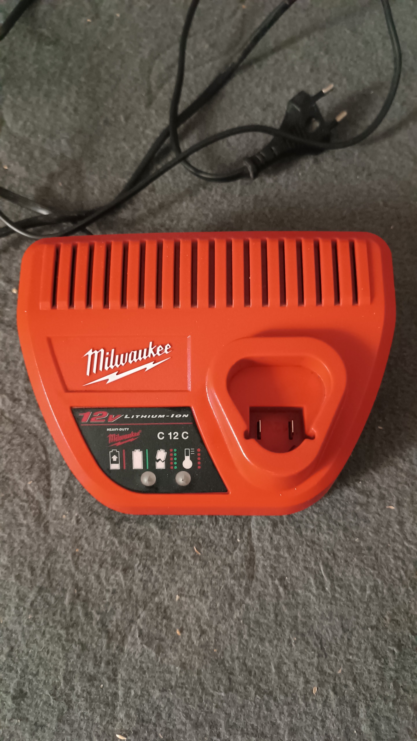 شارژر باتری دریل میلواکی معیوب