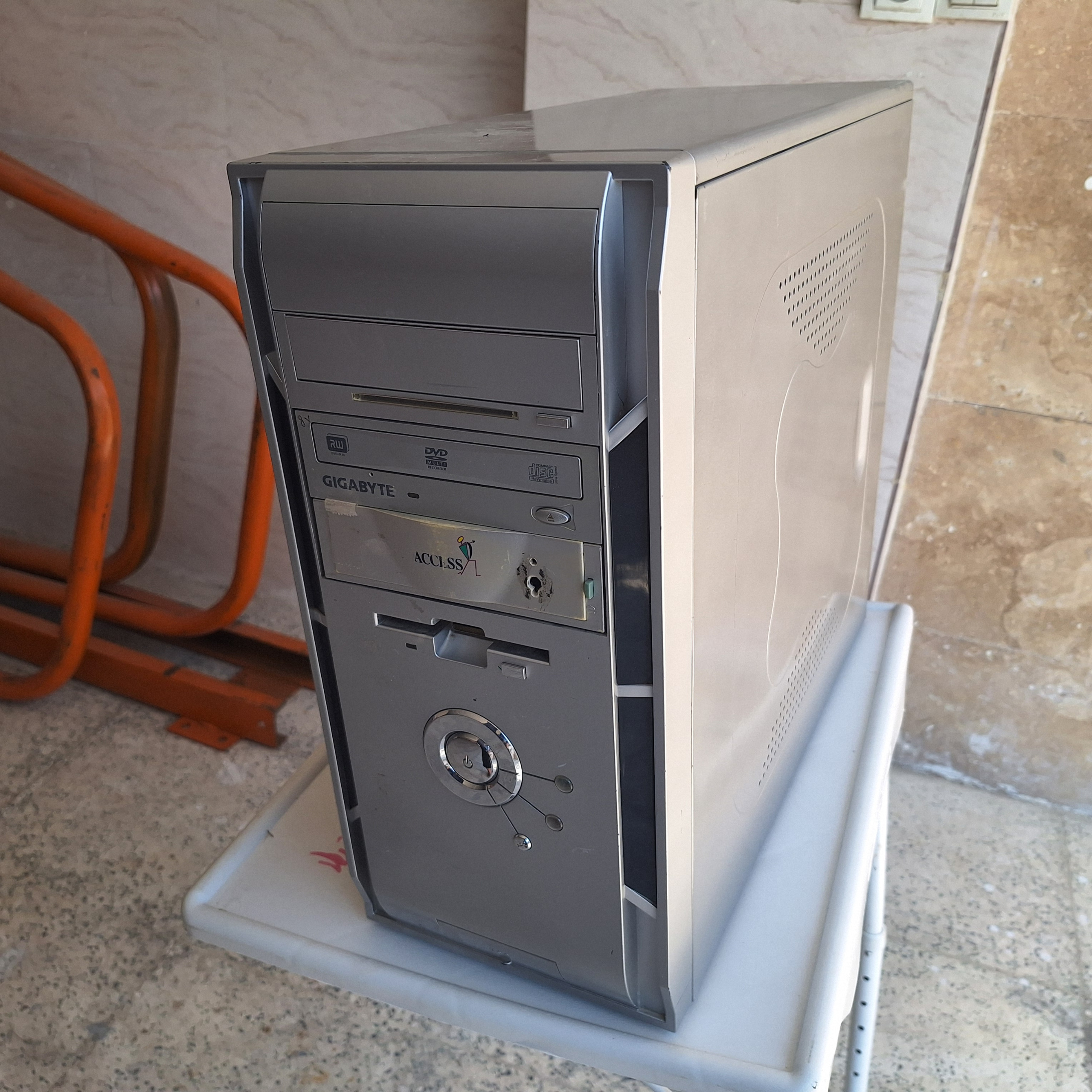 کیس کامپیوتر با دی وی دی رایتر و سی دی رایتر