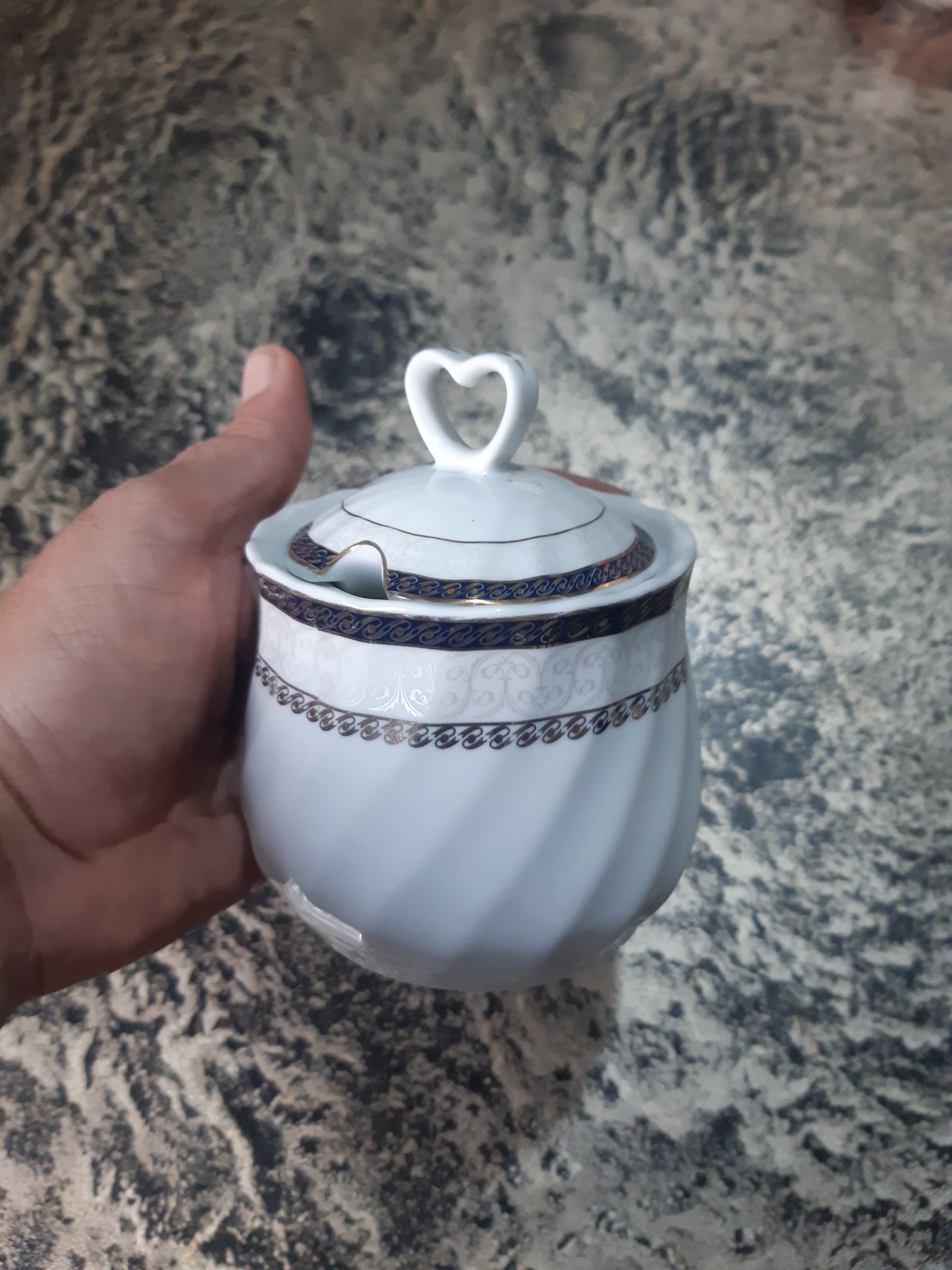 یک عدد قندان قدیمی