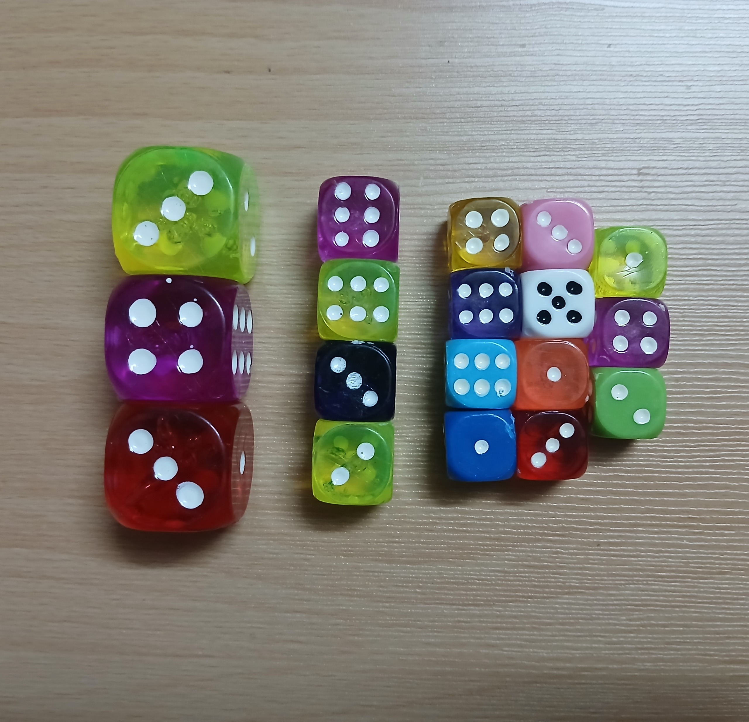 18 عدد تاس بازی در سایز های 2.4 و 1.6 و 1.4 س