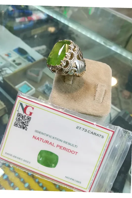 انگشتر نفیس و لوکس زبرجد بیهمتای 28 قیراطی