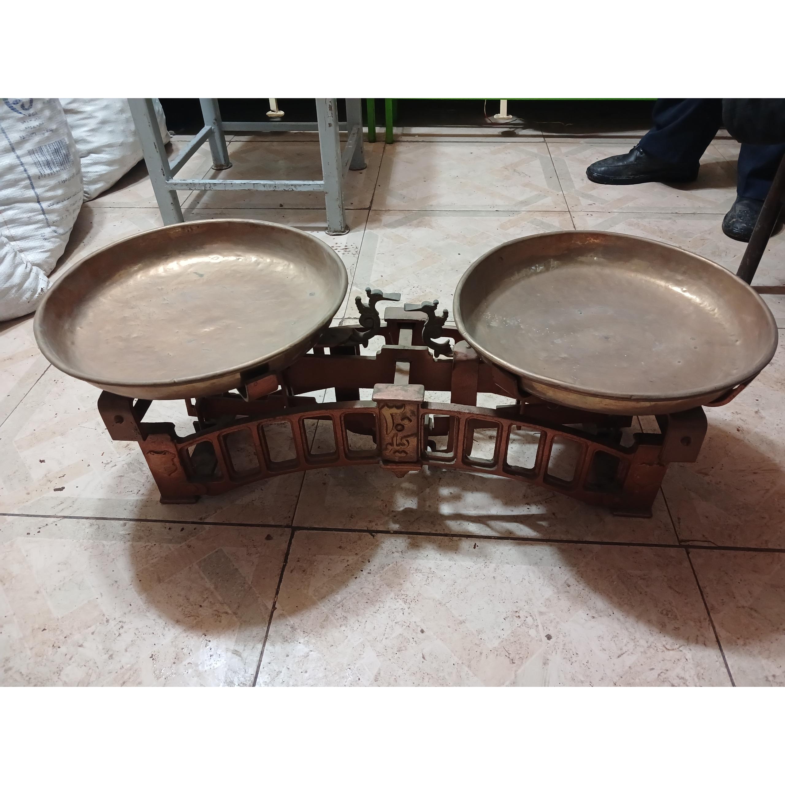 ترازو دو کفه ای قدیمی