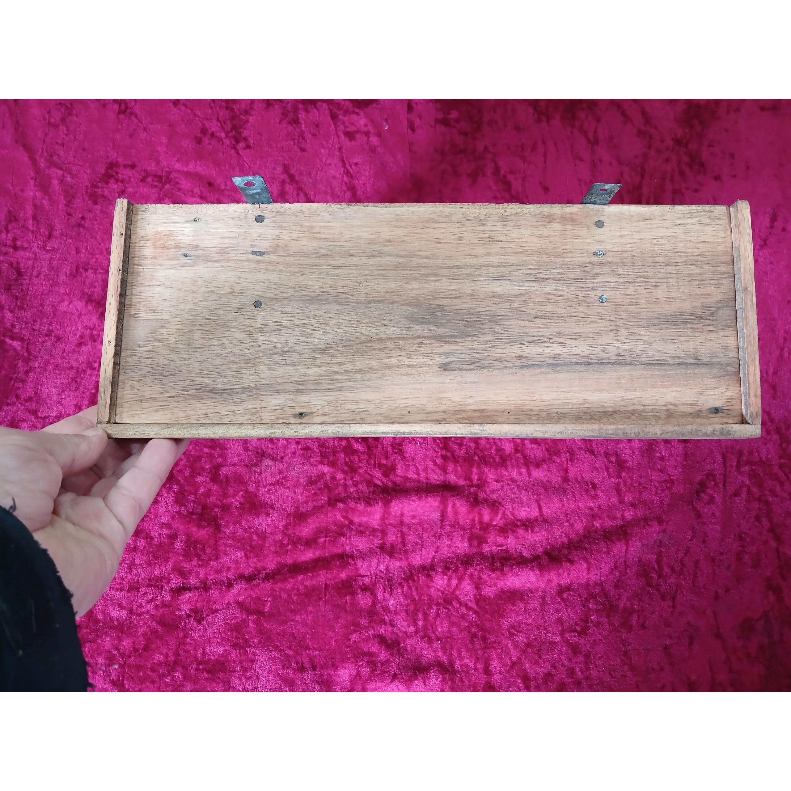 طاقچه چوبی قدیمی (رف)