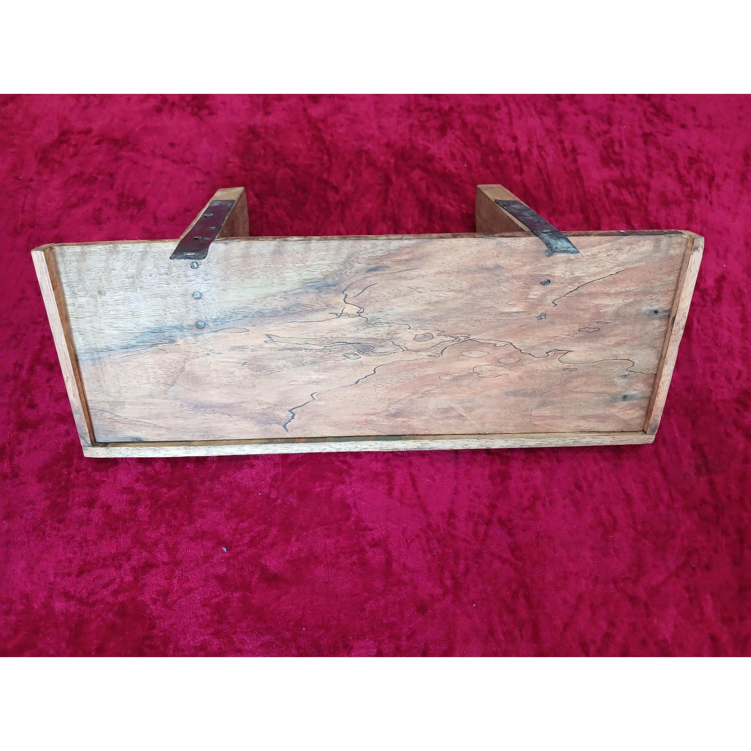 طاقچه چوبی قدیمی (رف)