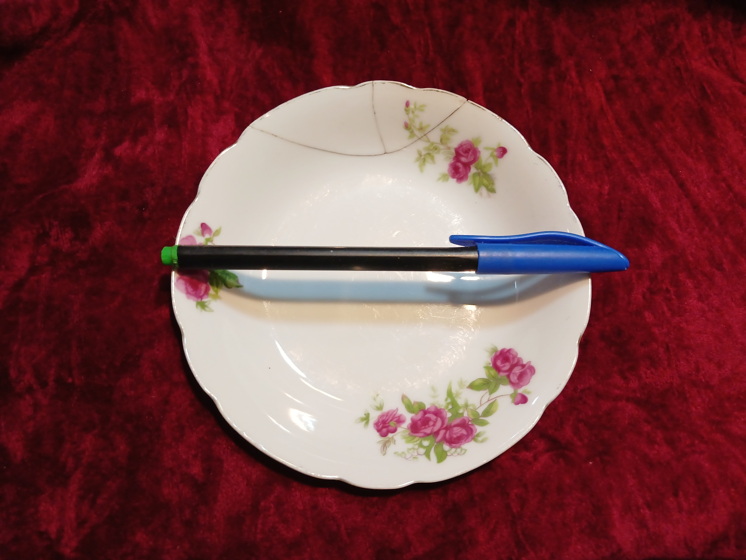 نعلبکی چینی گل سرخ قدیمی (بند زده شده)