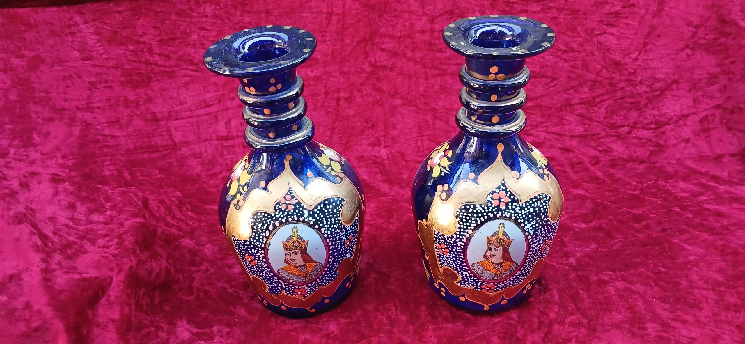 تنگ شیشه ای قدیمی