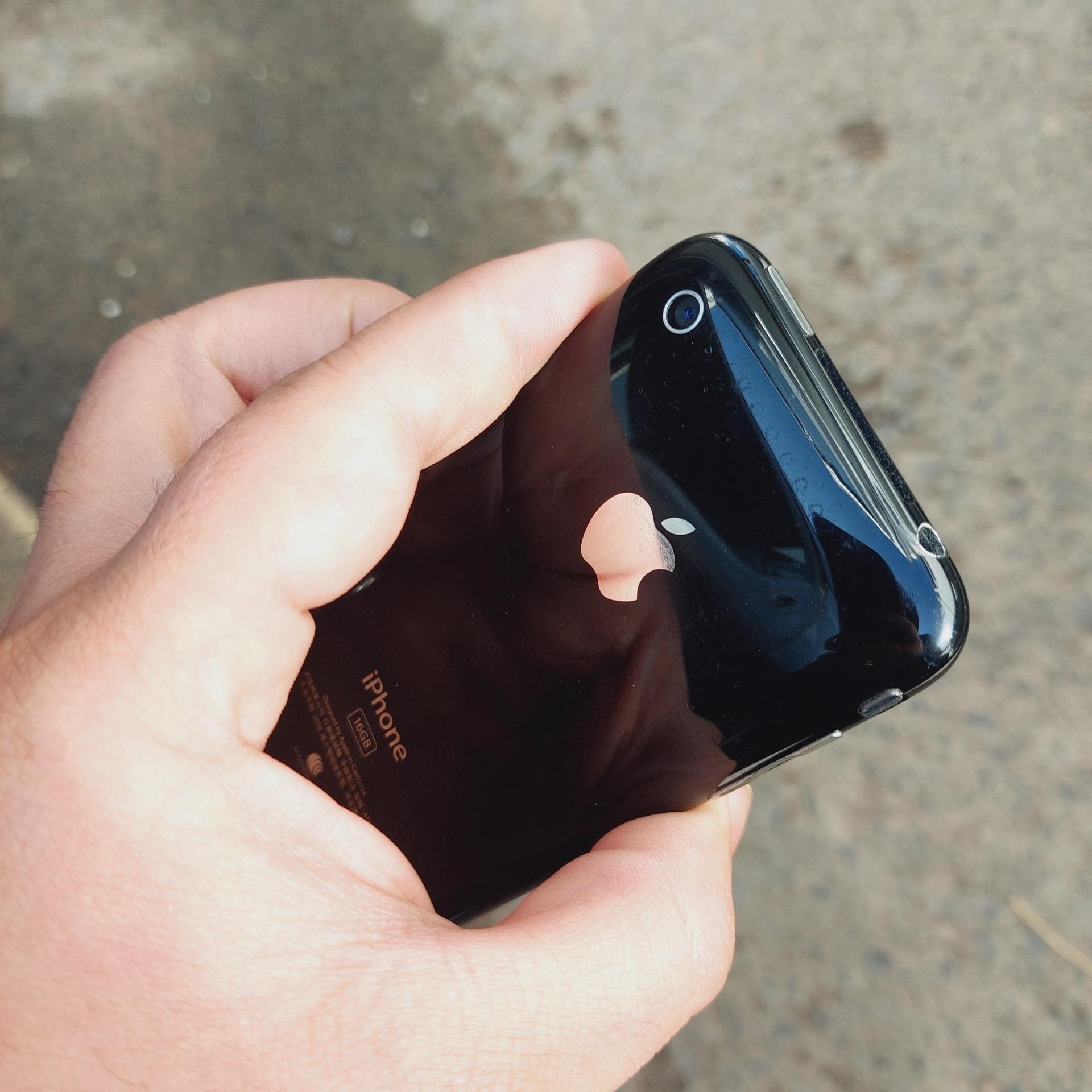 آیفون قدیمی 3gs روشن